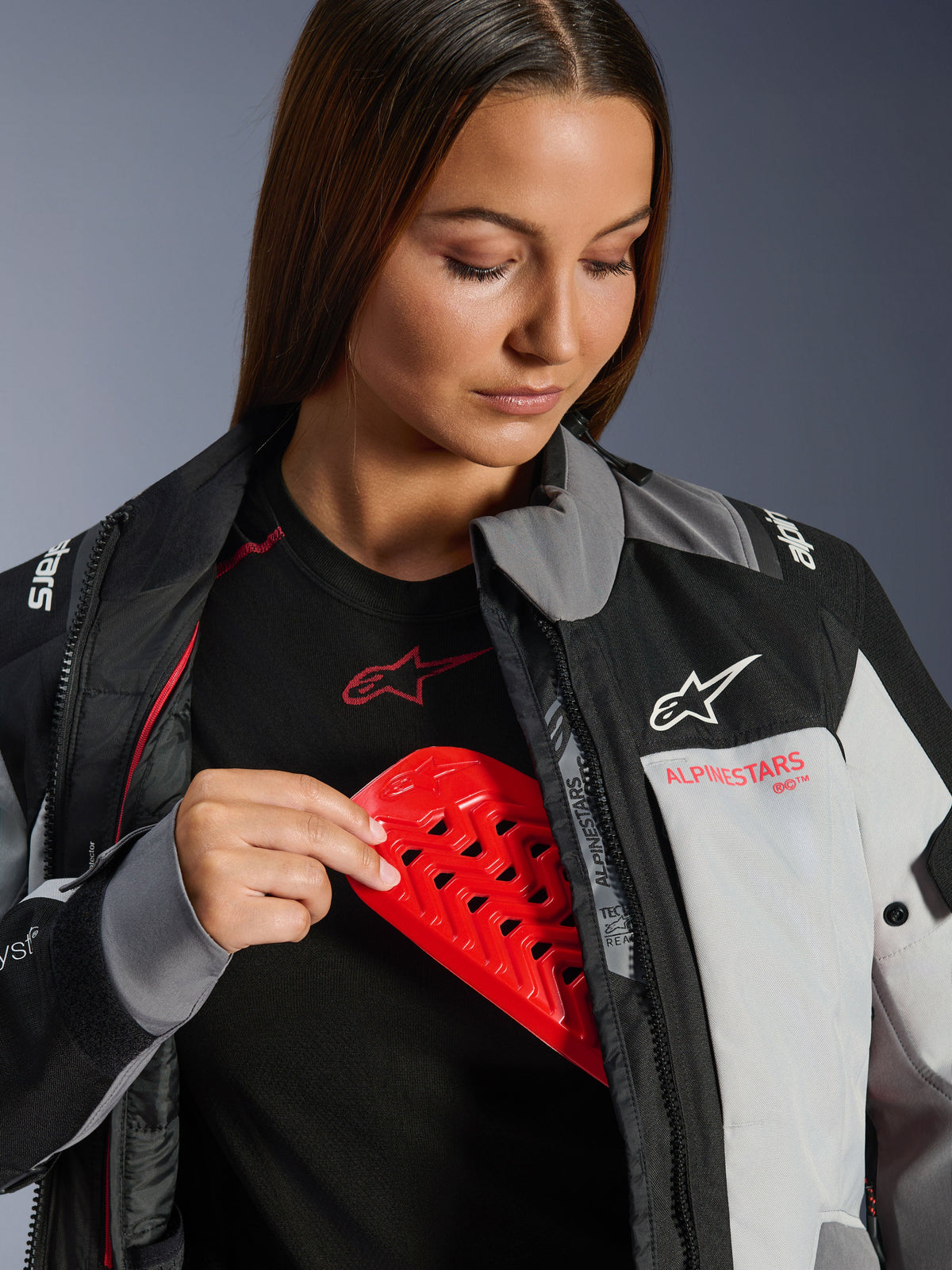 Casaco Alpinestars Stella Andes V4 Drystar para mulher, cinzento com peitoral vermelho para segurança em touring.