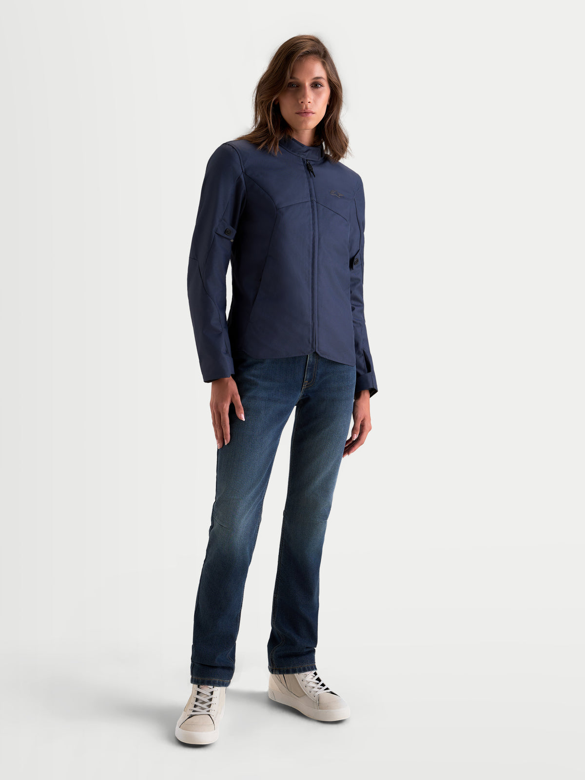Alpinestars Stella C-1 Waterproof casaco de moto para mulher em azul escuro, impermeável, com design urbano e regular-fit, vestido num modelo