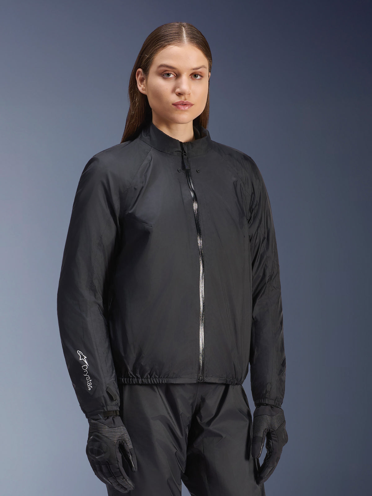 Casaco Alpinestars Stella Andes Air Drystar®, casaco de motociclismo para mulher, preto, com a camada de membrana impermeável destacável, fecho de correr frontal integral e logótipo Drystar na manga, usado com calças e luvas de motociclismo pretas a condizer