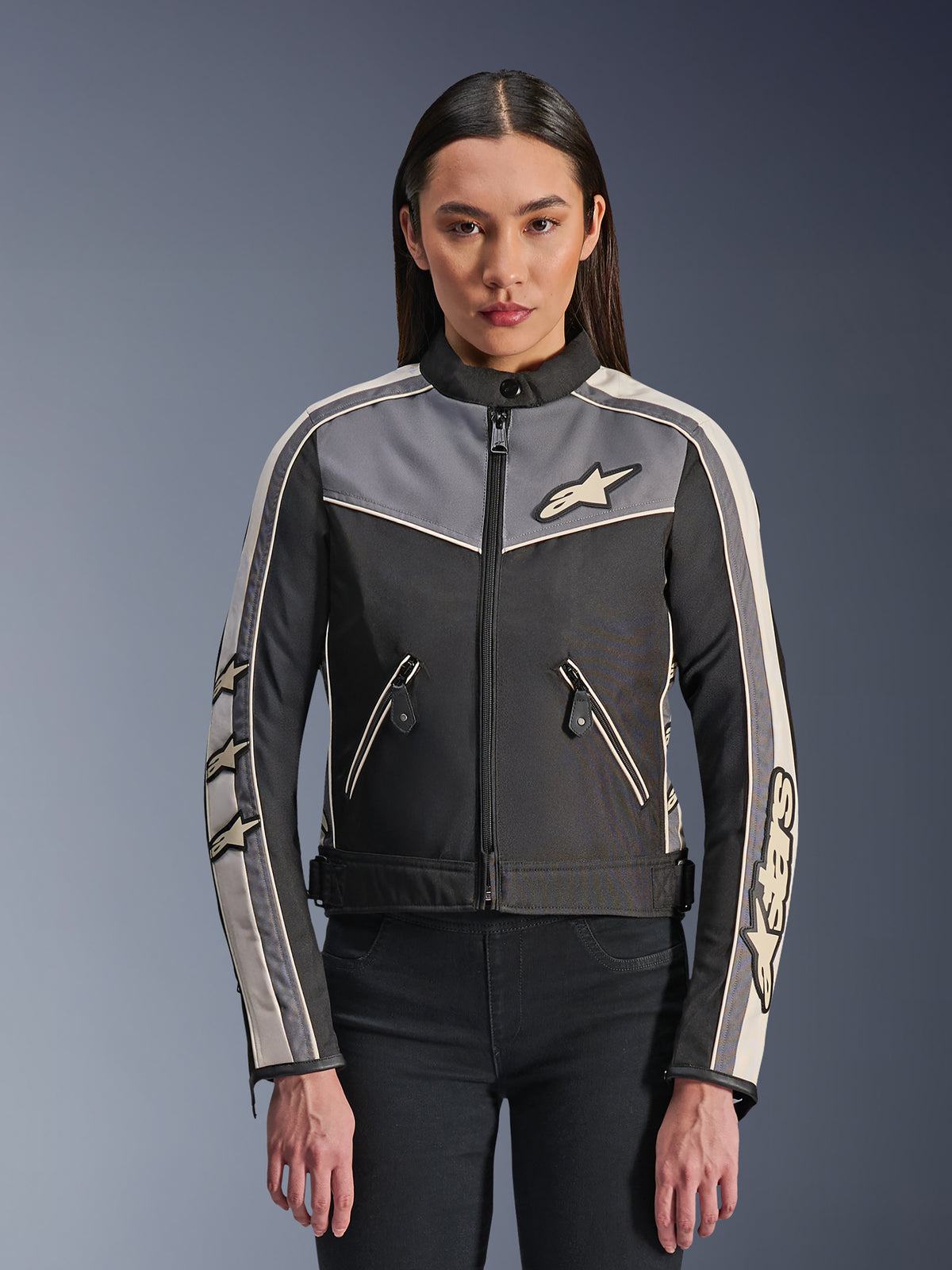 Alpinestars Stella T-Dyno WR Jacket, casaco de motociclismo têxtil para mulher, preto com detalhes cinzento escuro e ecru, ajuste de motociclista de inspiração vintage, fecho de correr frontal e bolsos, logótipos Alpinestars e de estrela nas mangas, equipamento de proteção para estrada