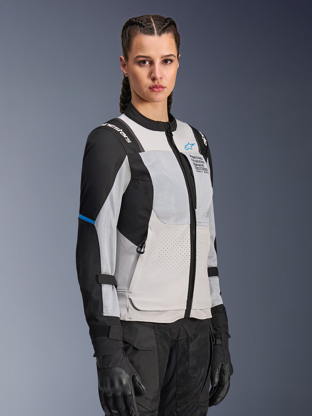 Alpinestars Stella ST-2 Air Jacket, casaco de motociclismo para mulher, cinzento gelo e preto, grandes painéis de ventilação em malha e perfurações a laser, marca "Alpinestars Exploration Equipment" no peito, equipamento técnico de verão