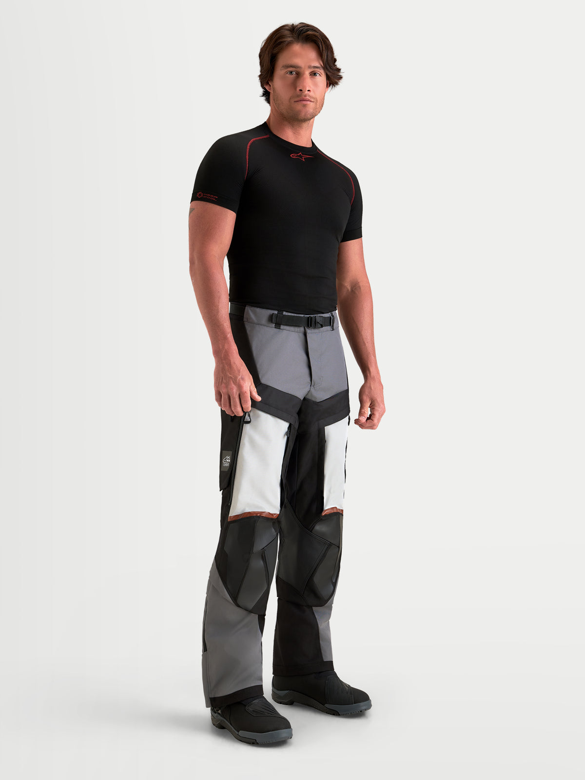 Alpinestars Harok V 2 Drystar calças de moto de aventura para homem, cinzento-escuro, cinzento-gelo e preto, construção em ripstop durável e ventilação direta nas coxas, vista frontal num modelo