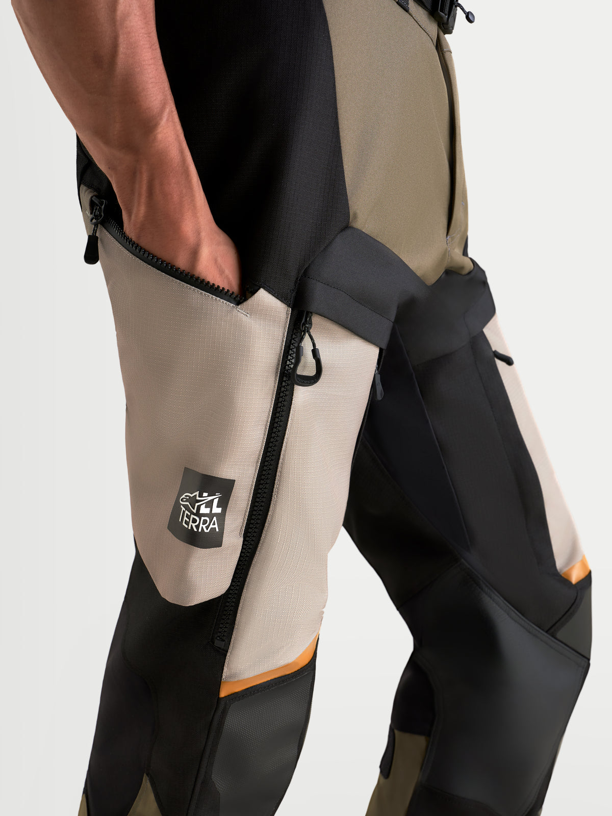 Alpinestars Harok V2 Drystar calças de moto de aventura, alumínio, castanho-claro e preto, com bolso funcional na coxa e marca All Terra
