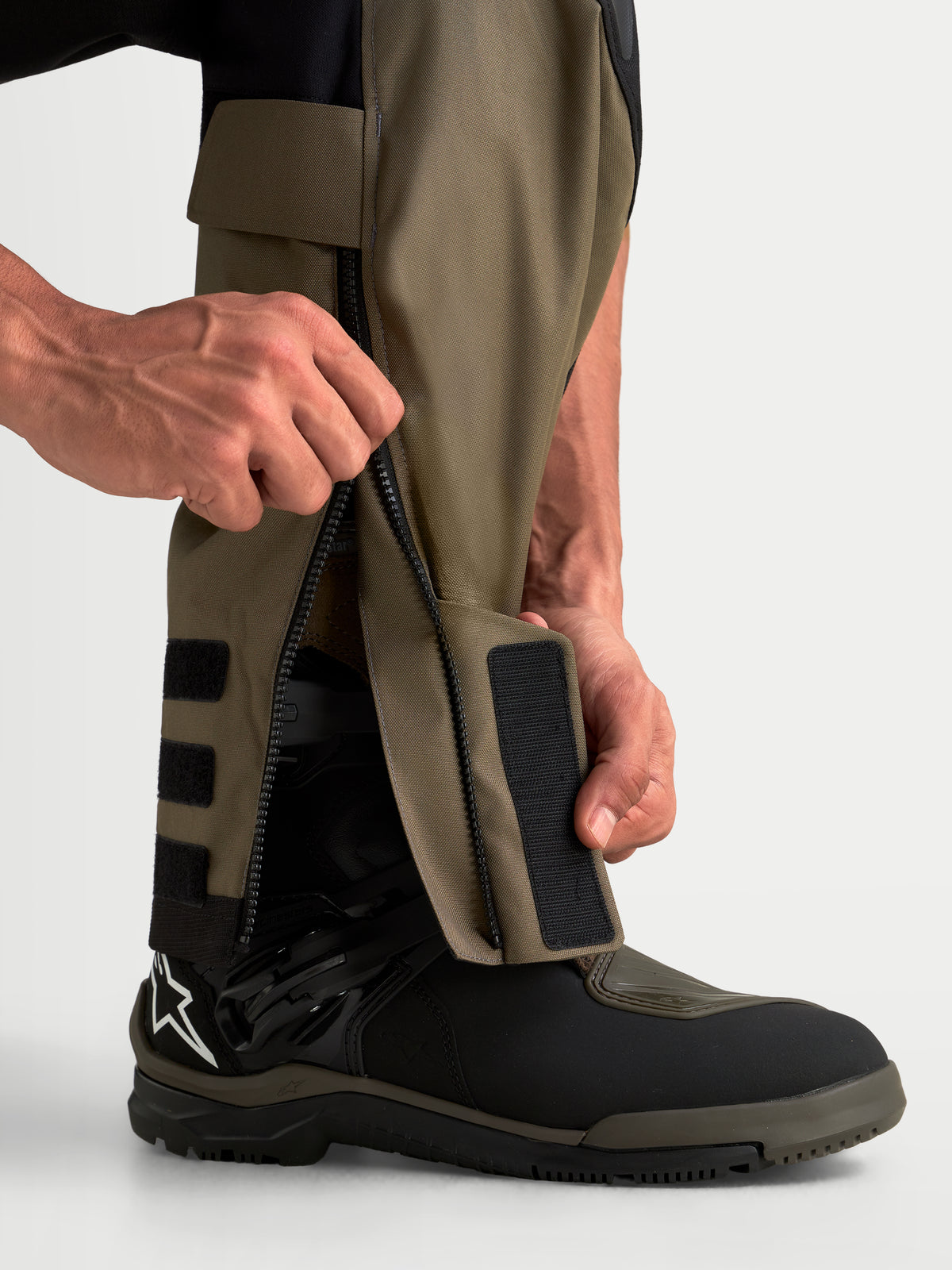 Harok V 2 Drystar Calças, calças de moto de aventura, alumínio e preto, vista detalhada da construção do fecho da perna inferior sobre a bota