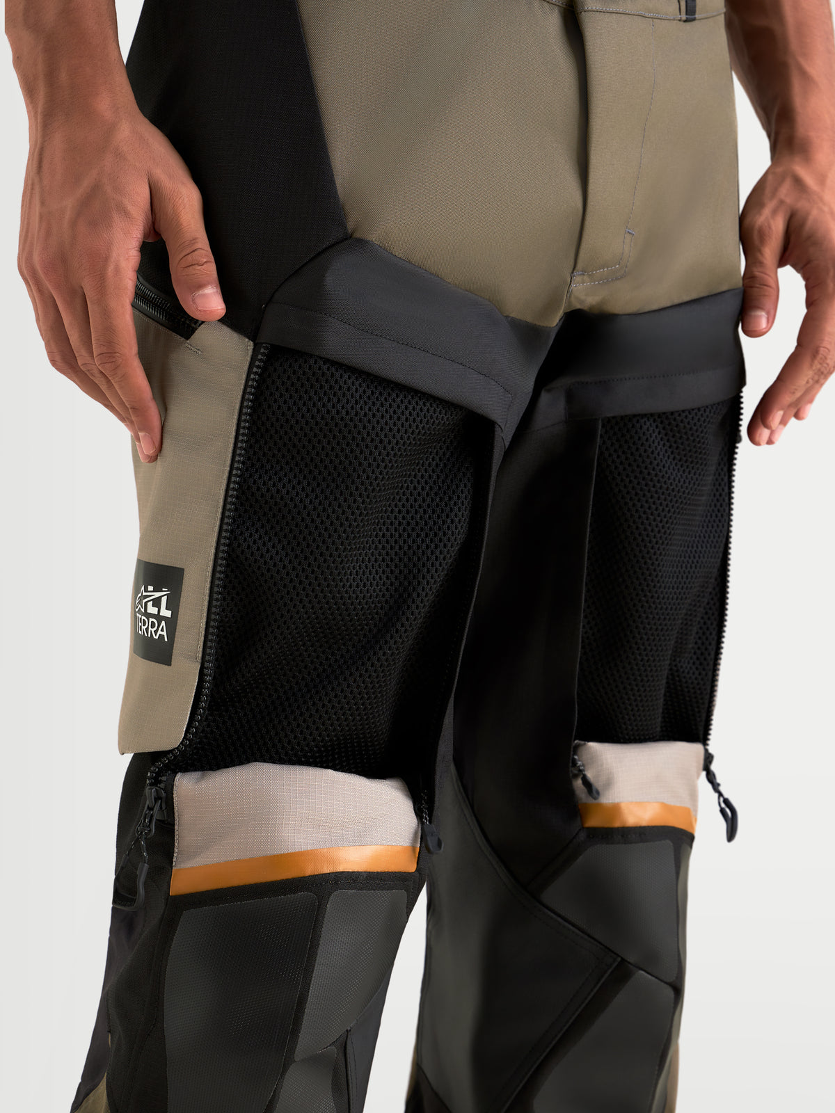 Harok V 2 Drystar Calças Alpinestars, calças de moto adventure, alumínio, castanho e preto, detalhe de zonas em rede de ventilação nas coxas