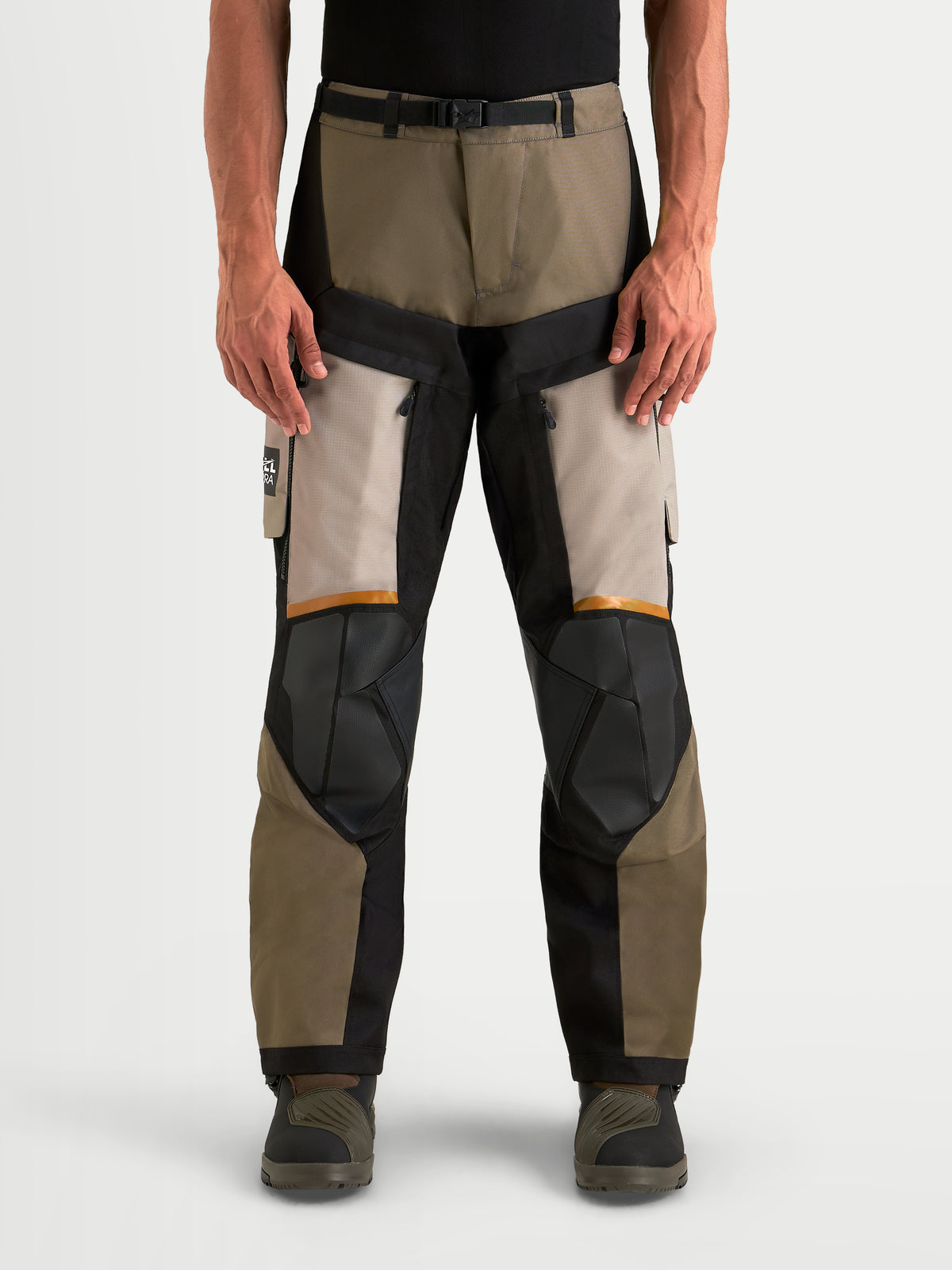 Alpinestars Harok V2 Drystar, calças de moto de aventura para homem, em alumínio, castanho e preto, com construção em ripstop, ventilação nas coxas e proteção certificada CE, vista frontal num modelo