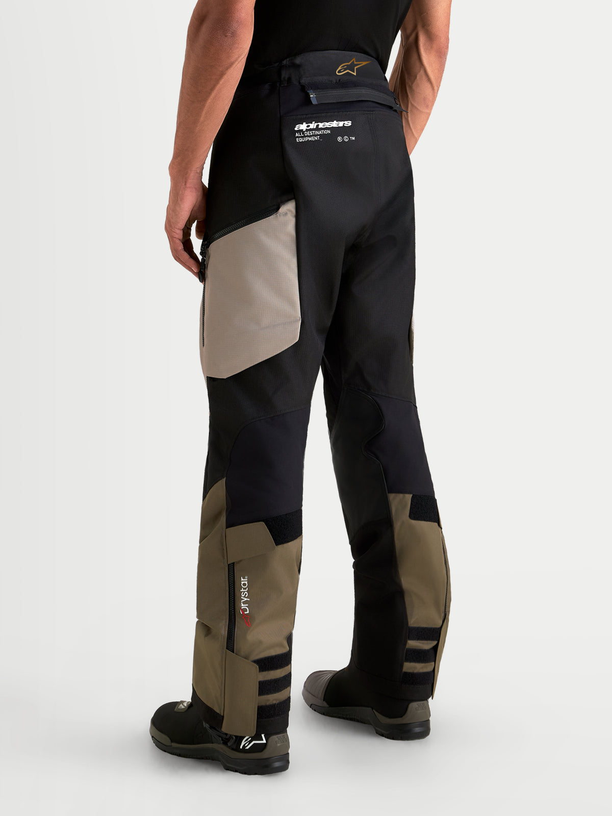 Alpinestars Harok V2 Drystar calças de moto de aventura para homem, em alumínio, castanho e preto, vista traseira que mostra a construção durável em ripstop e a marca Drystar