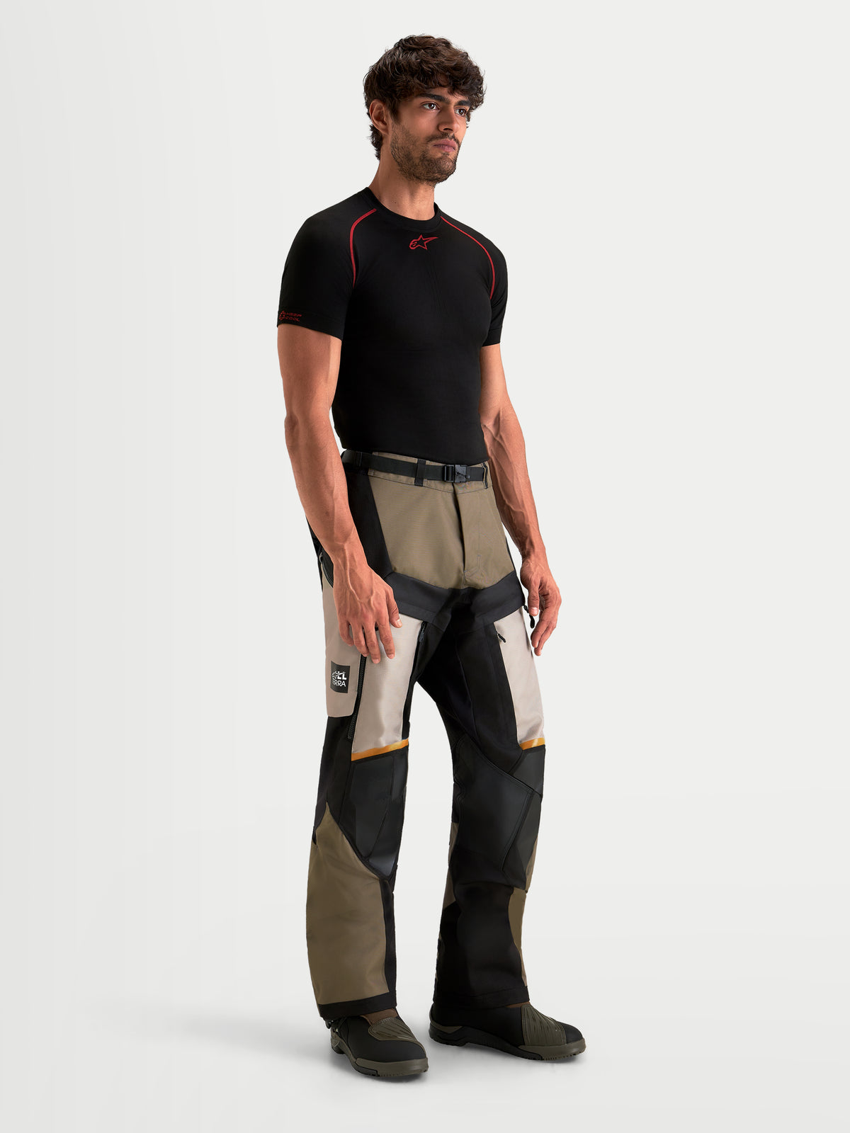Alpinestars Harok V2 Drystar, calças de moto de aventura para homem, alumínio, castanho-acinzentado e preto, modelo a vestir equipamento impermeável