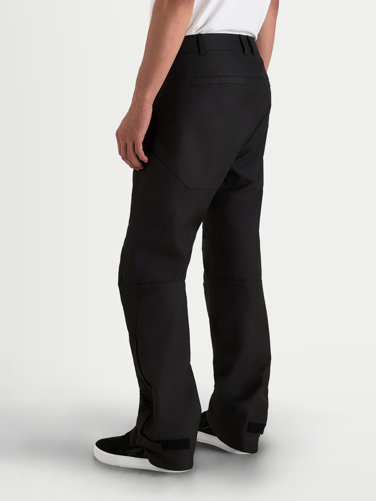 Alpinestars C 1 Waterproof calças, calças de moto urbanas para homem, pretas, vista traseira de três quartos a mostrar a construção durável em tecido de poliéster 450D e corte direito vestidas por um modelo