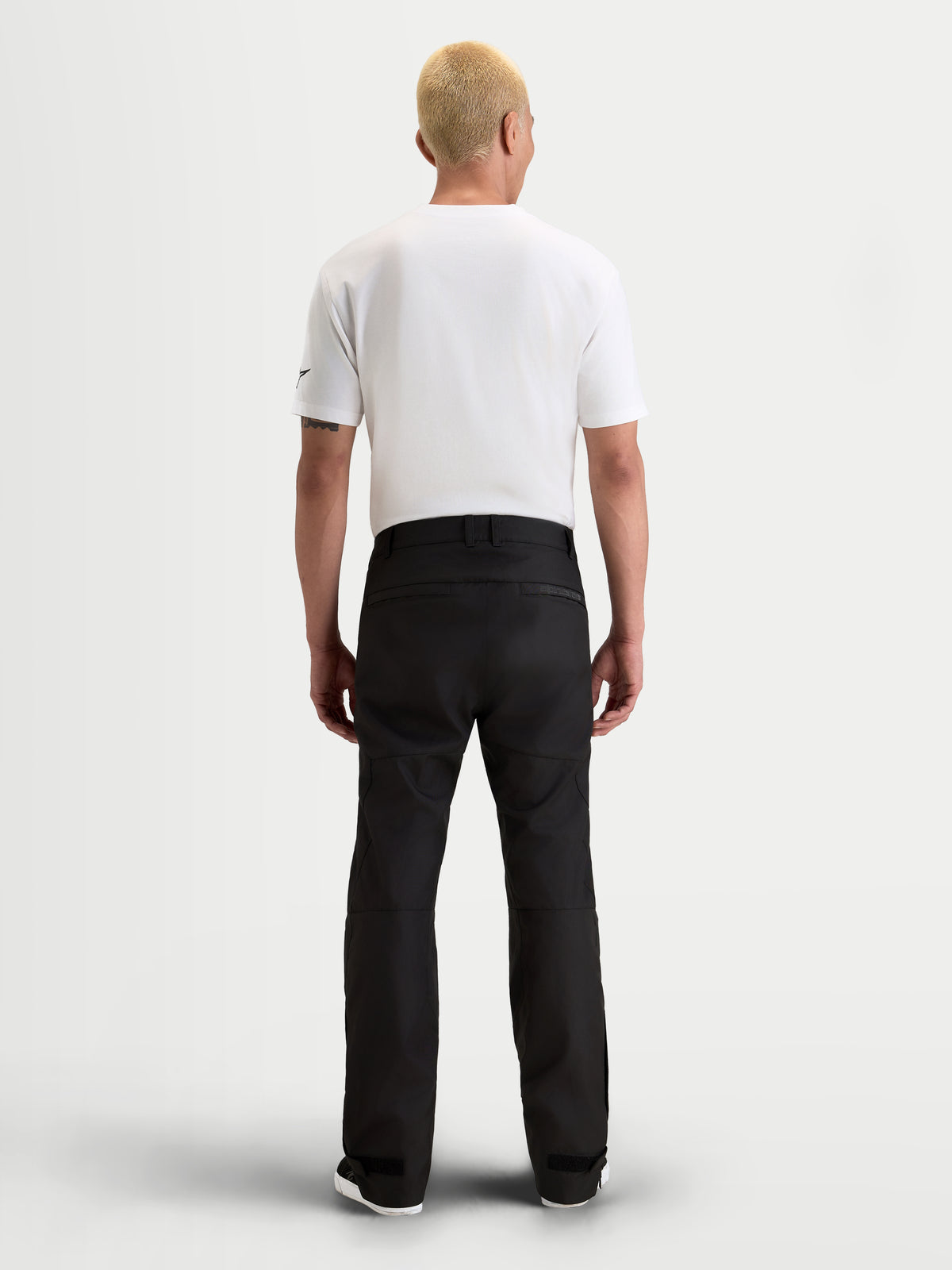 Alpinestars C-1 Waterproof calças de moto urbanas para homem, pretas, vista traseira num modelo a vestir uma t-shirt branca e equipamento têxtil impermeável