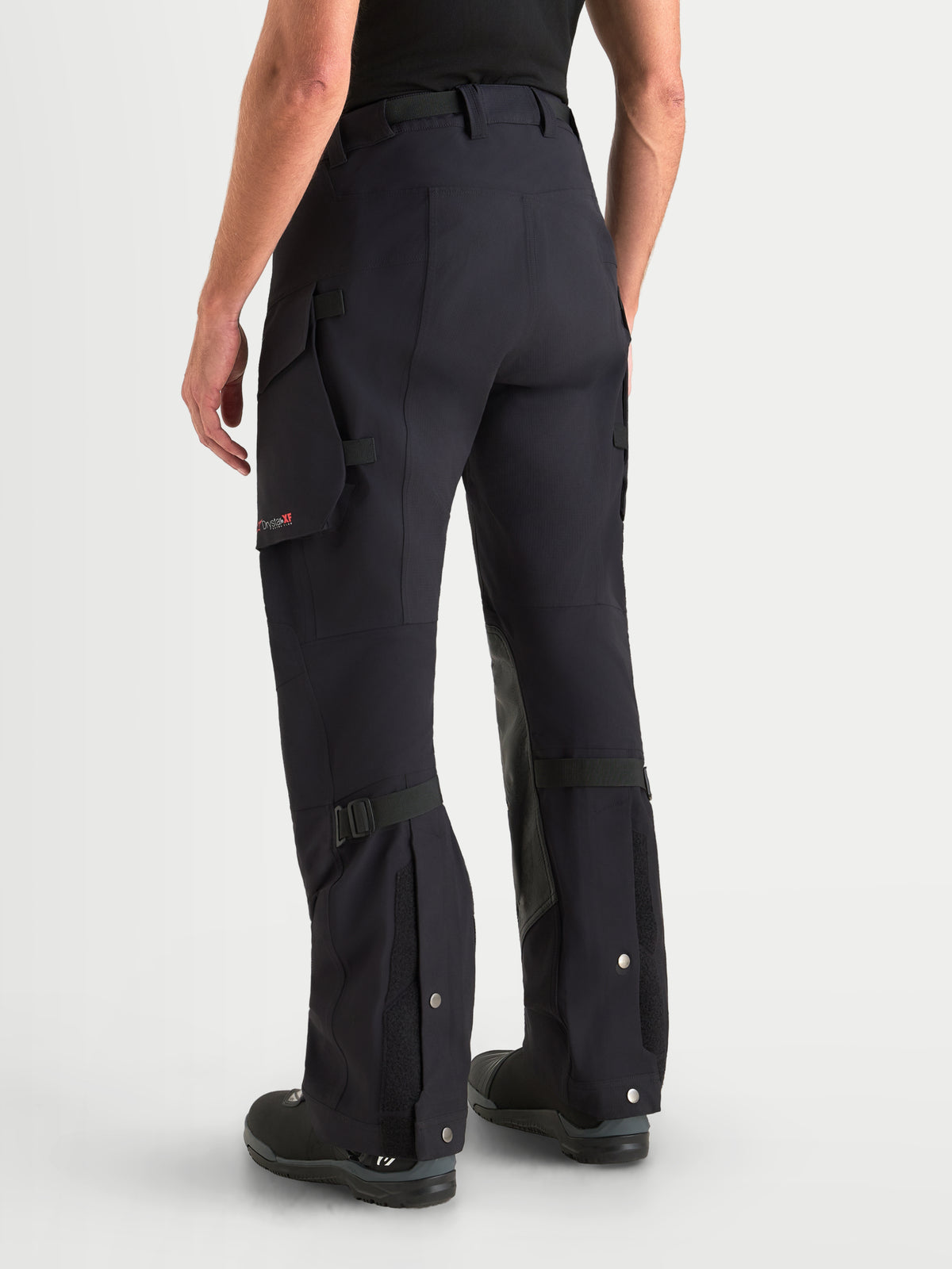 Alpinestars Maxdura Drystar XF Laminated calças, calças de moto para aventura para homem, pretas e cinzentas escuras, vista traseira a mostrar bolsos cargo, ajuste over-the-boot e construção têxtil impermeável