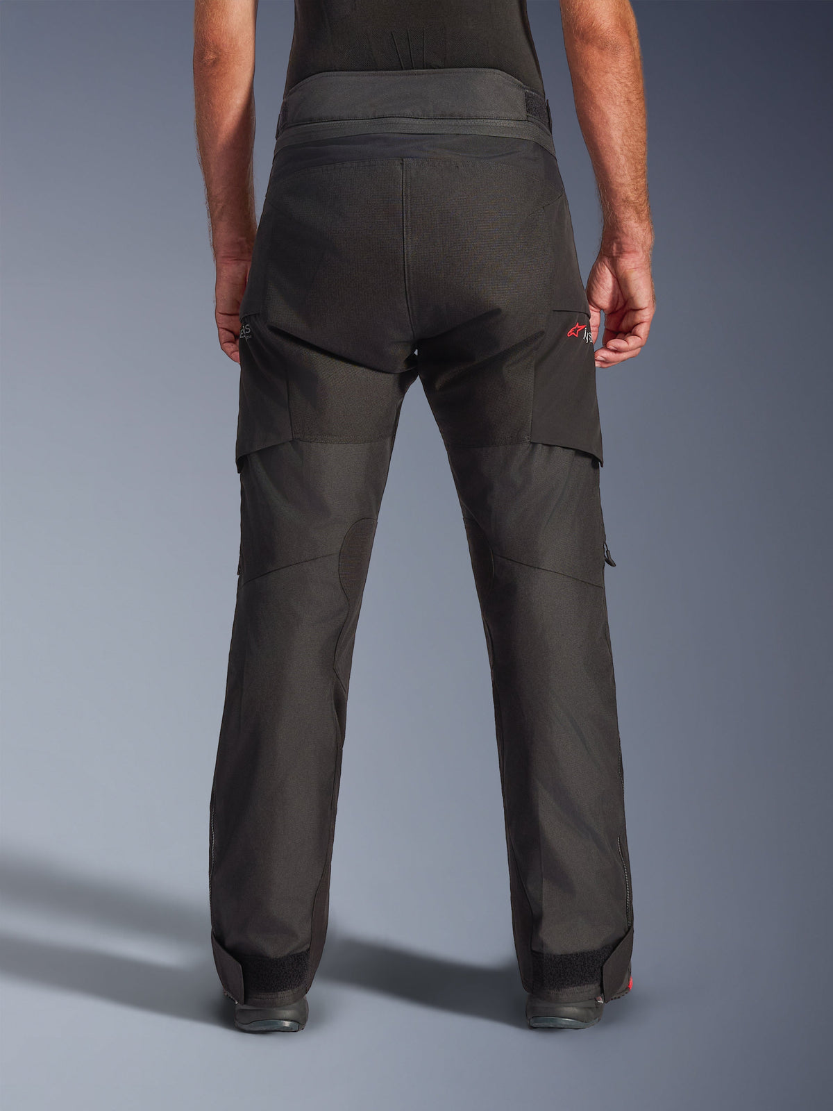 Alpinestars Andes V4 Drystar® Pants, calças de motociclismo de aventura, pretas, vista traseira mostrando painéis reforçados no assento e na parte inferior das pernas, construção têxtil de cintura alta com tiras ajustáveis na cintura e nos tornozelos