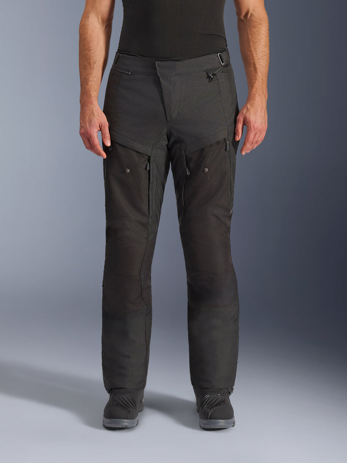 Alpinestars Cusco Drystar® Pants, calças de motociclismo de aventura, pretas, vista frontal, com ventilação com fecho de correr nas coxas e cintura ajustável, construção têxtil durável em ripstop e 600D, usadas com botas pretas