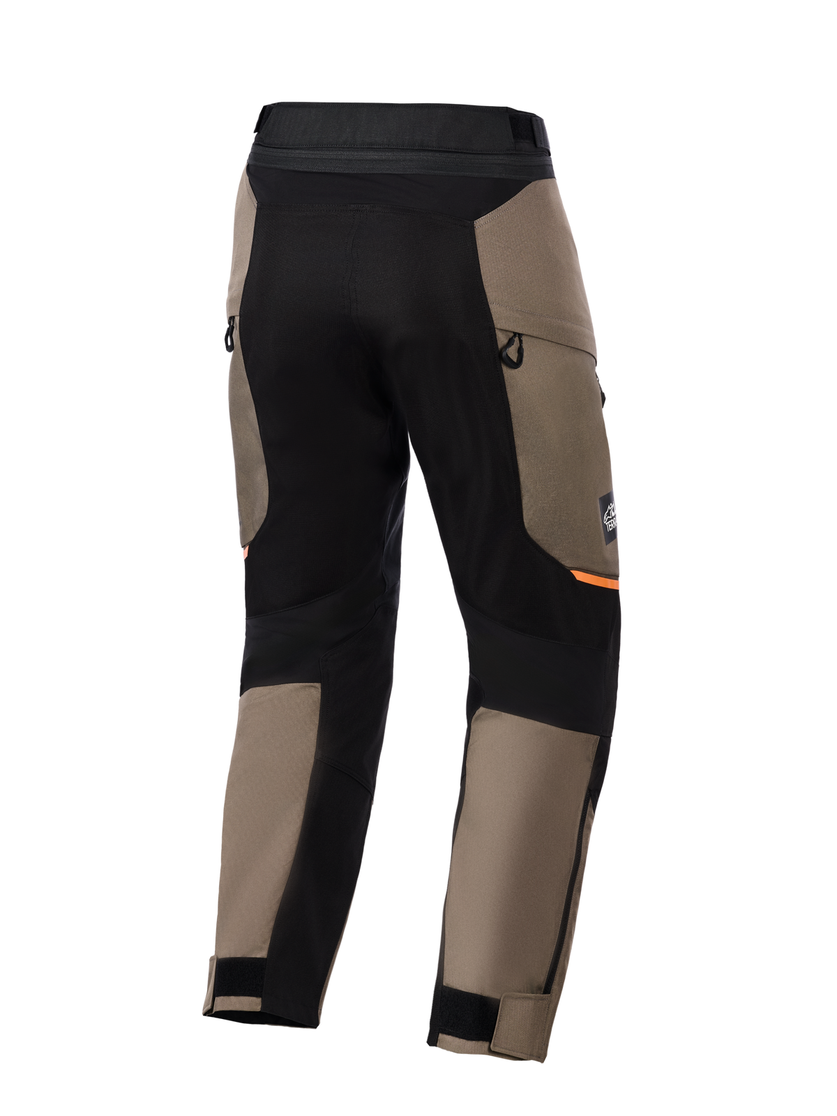 Alpinestars Cusco Drystar® Pants, calças de motociclismo de aventura, castanho e preto, vista traseira com painéis elásticos pretos, detalhes laranja, aberturas de ventilação com fecho de correr e bainhas ajustáveis com velcro para condução em estrada.