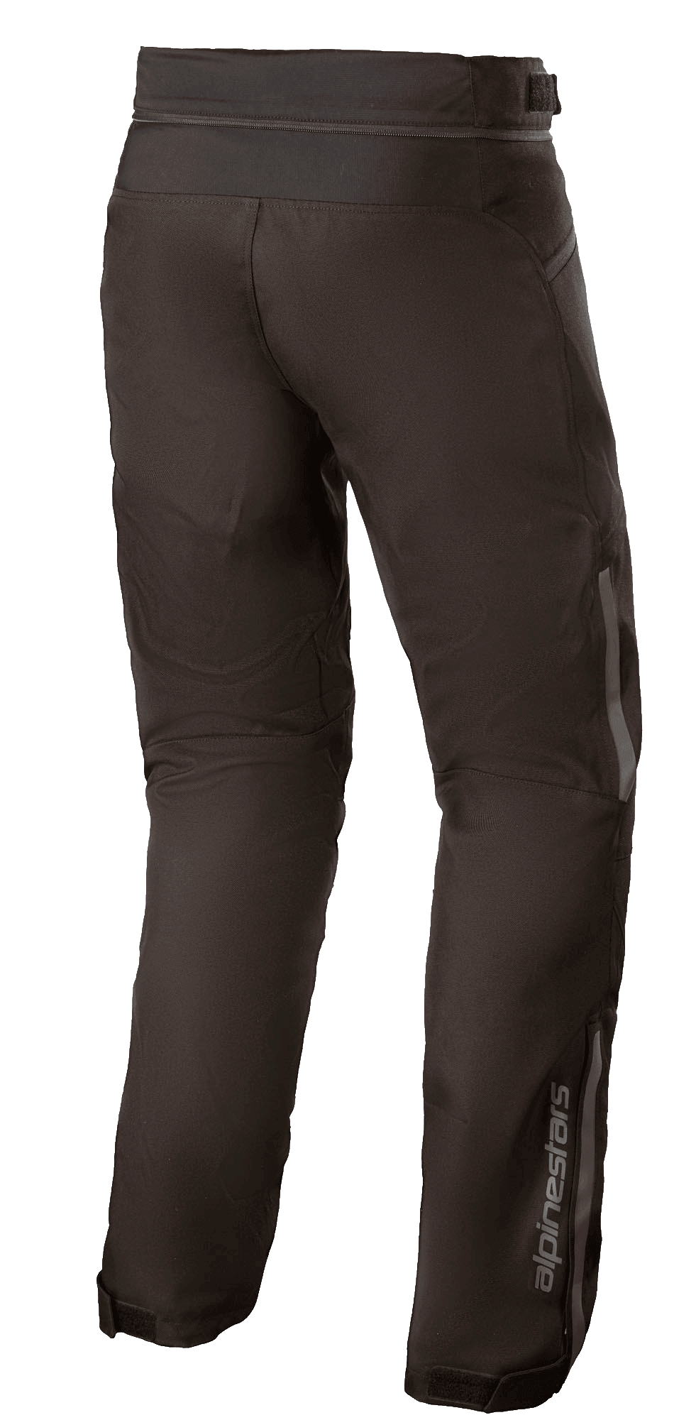 Calças Alpinestars AST-1 V2 Waterproof, pretas, calças de motociclismo em tecido, vista lateral traseira com detalhes refletivos, logótipo Alpinestars na parte inferior da perna, fecho de correr de conexão na cintura e bainhas ajustáveis para proteção em todas as condições climáticas