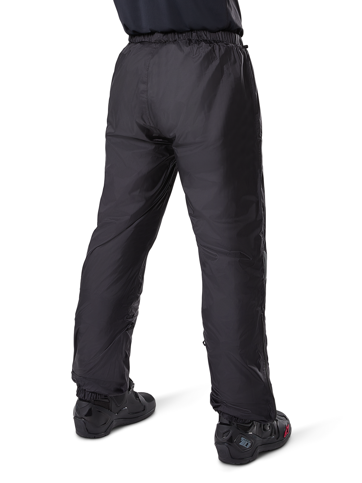 Alpinestars Bogota' Pro Drystar® 3 Seasons Pants, calças de motociclismo adventure touring pretas, vista traseira do forro impermeável Drystar® usado como sobrecalças, combinadas com botas de motociclismo pretas, construção técnica leve para proteção contra as condições climatéricas em várias estações