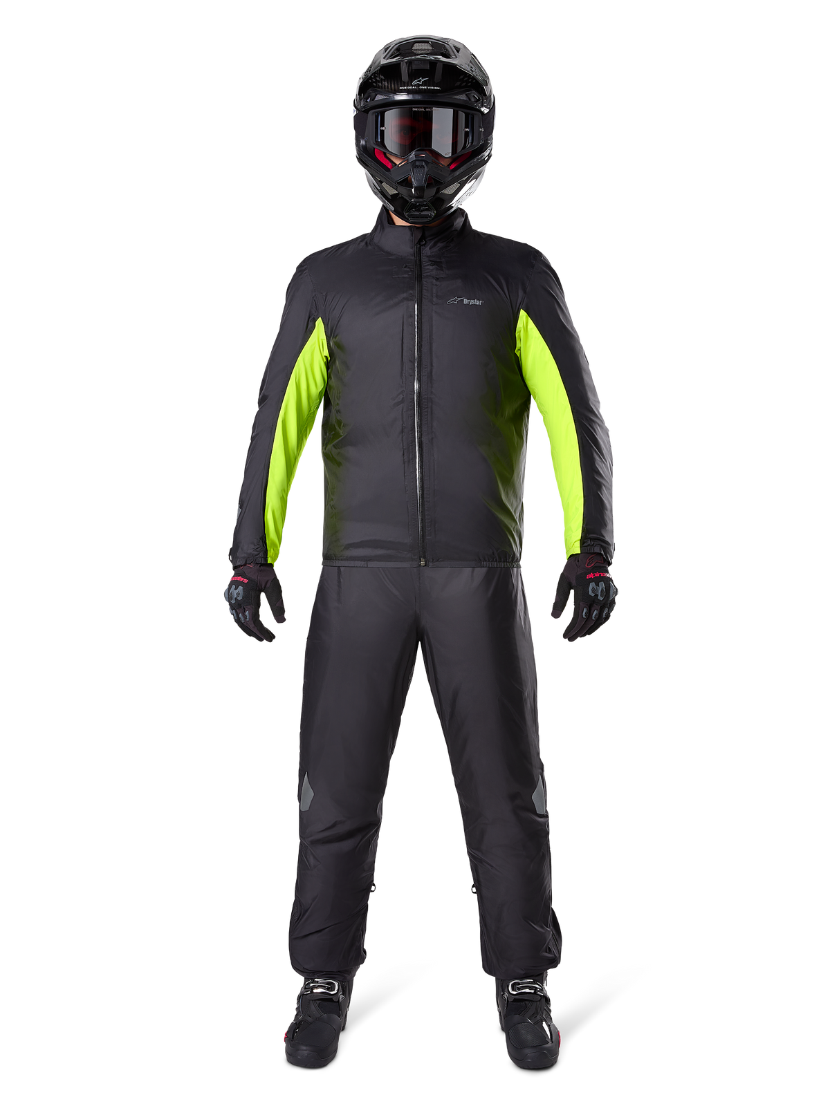 Calças Alpinestars Bogota Pro Drystar 3 Seasons, pretas, vestidas por um motociclista com um equipamento completo de aventura, incluindo um casaco impermeável preto e amarelo néon, capacete preto e botas de motociclismo, concebidas para desempenho touring em todas as condições climatéricas.