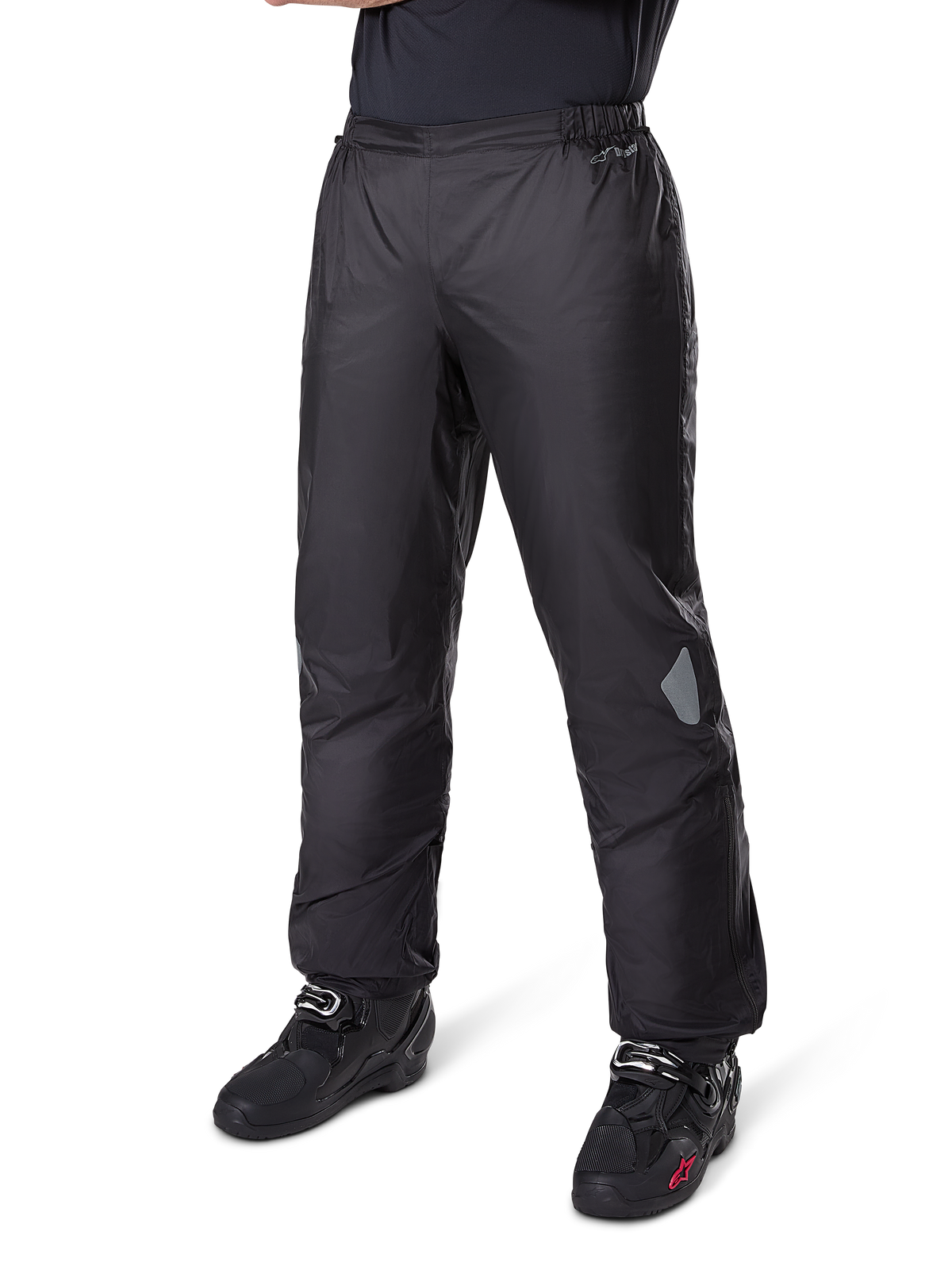 Alpinestars Bogotá Pro Drystar® 3 Seasons Pants, calças de motociclismo Adventure Touring, pretas, usadas com botas de condução pretas, com elementos refletores nos joelhos e marca Drystar, design têxtil leve e impermeável para todas as estações.