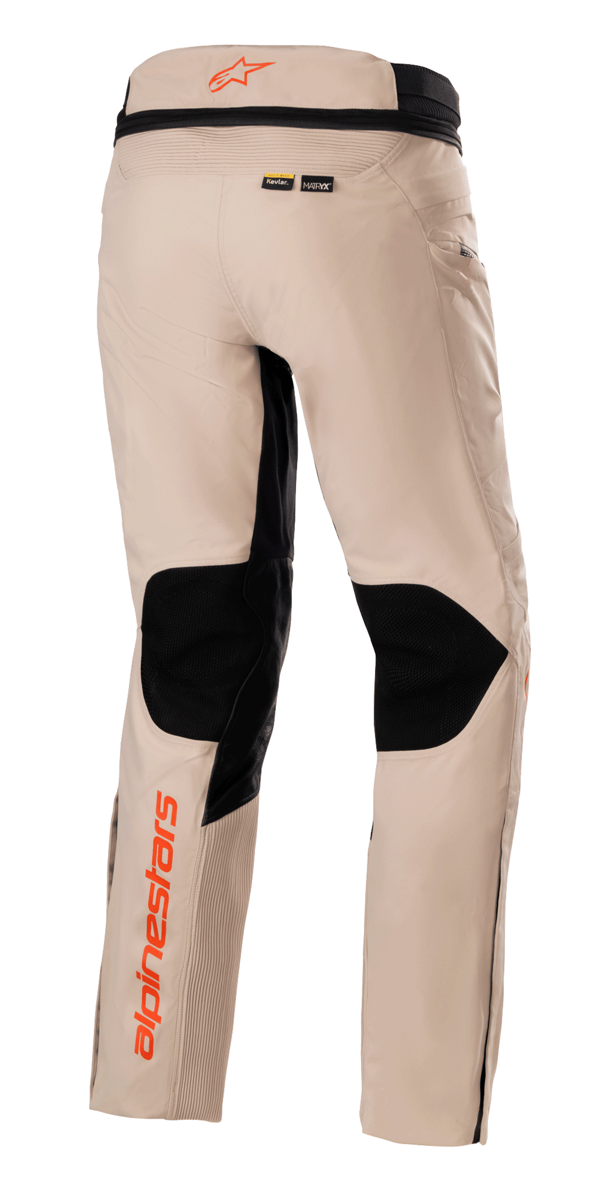 Alpinestars AMT-10R Drystar® XF Pants, calças de aventura e turismo, castanho claro, vista traseira com grandes painéis de malha preta na parte de trás dos joelhos, logótipos Alpinestars cor-de-laranja no cós e na parte inferior da perna, e identificação dos materiais Kevlar e MATRYX