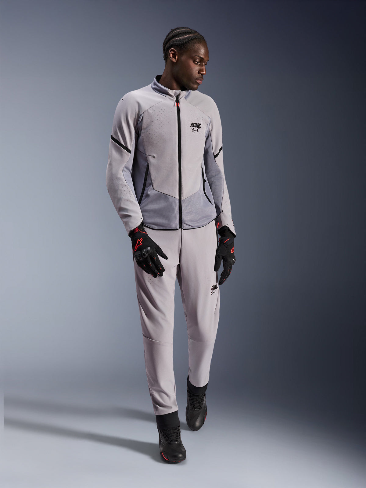 Casaco Alpinestars Aeroshell Airflow, Mid Gray Anthracite, casaco têxtil de motociclismo com perfurações a laser e painéis de malha, usado com calças a condizer e acessórios de condução pretos, design leve e desportivo para performance em tempo quente