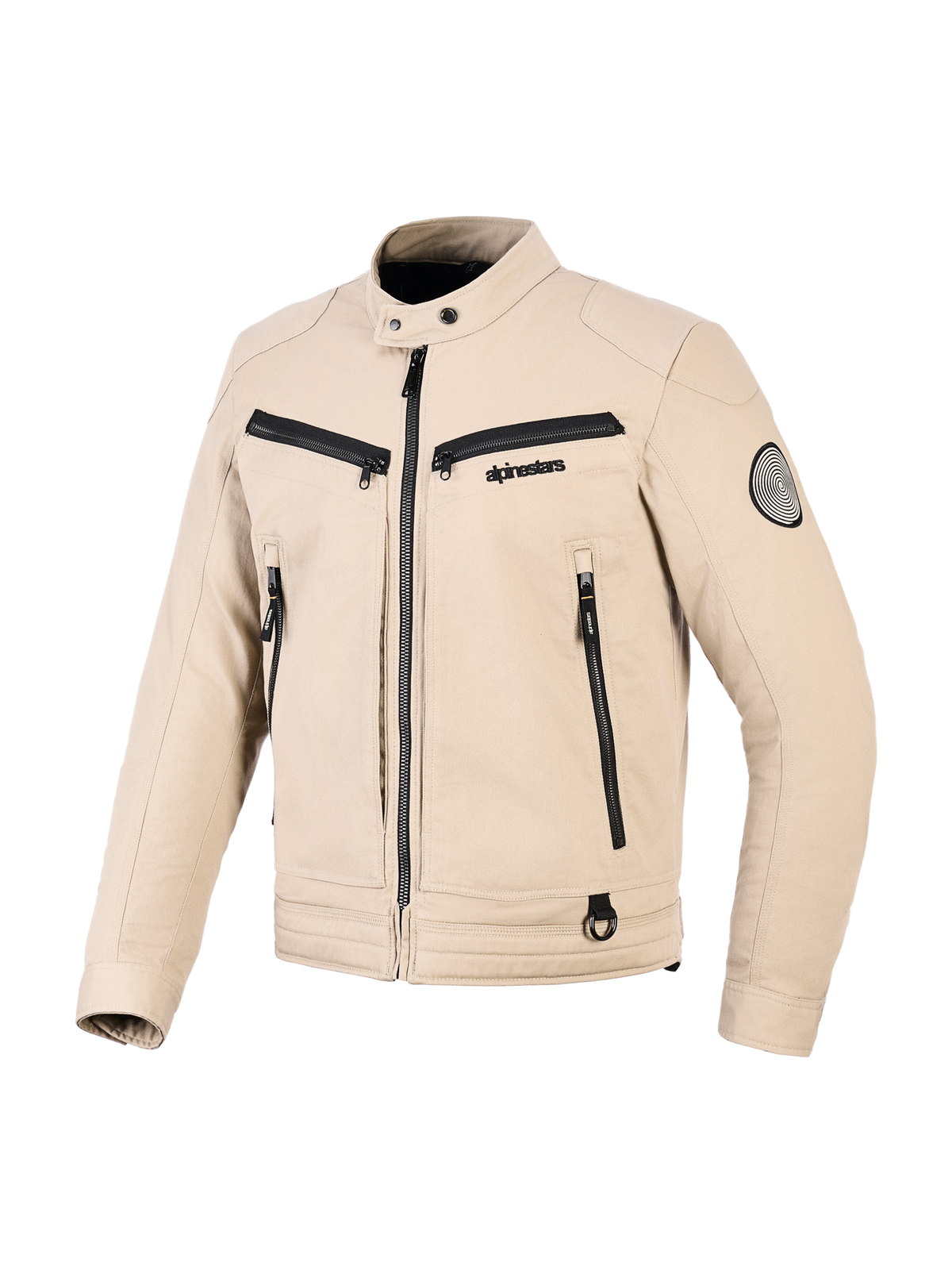 Alpinestars Bruiser Jacket, casaco de motociclismo urbano, bege, construção têxtil com detalhes de fechos pretos, gola com botões de pressão, múltiplos bolsos funcionais, emblema circular com logótipo na manga, design contemporâneo inspirado em vestuário de trabalho