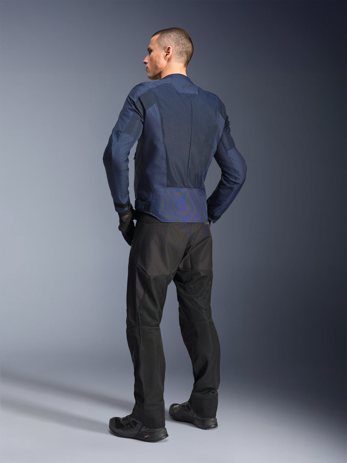 Alpinestars C-1 Air, casaco de moto urbano para homem, azul, vista traseira com malha ventilada e detalhes refletores.