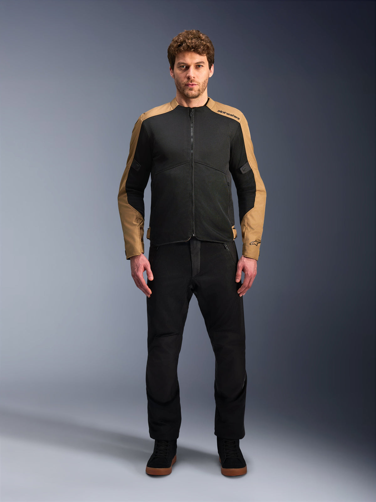 Alpinestars C-1 Air, casaco de moto urbano têxtil para homem em preto e areia com painéis de malha técnica respirável.