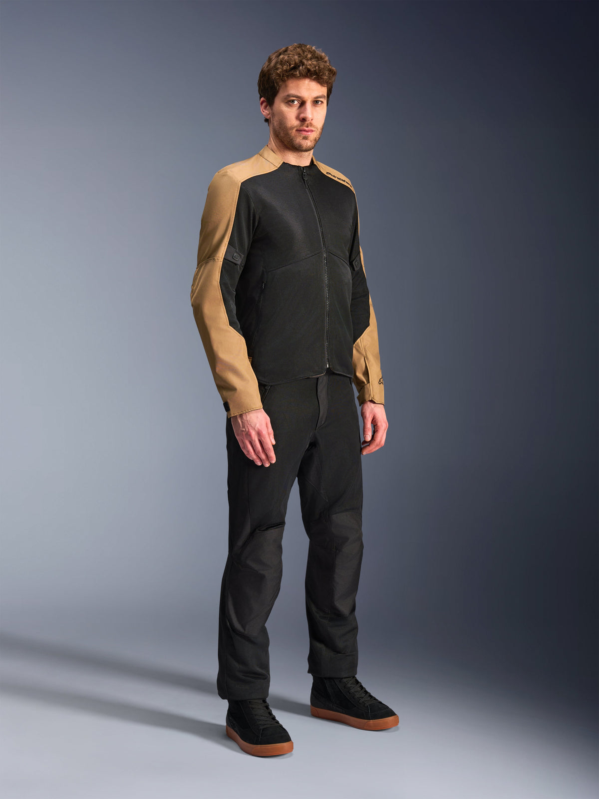 Alpinestars C-1 Air Jacket, casaco de moto urbano em têxtil para homem, preto e areia, com painéis de malha respiráveis.