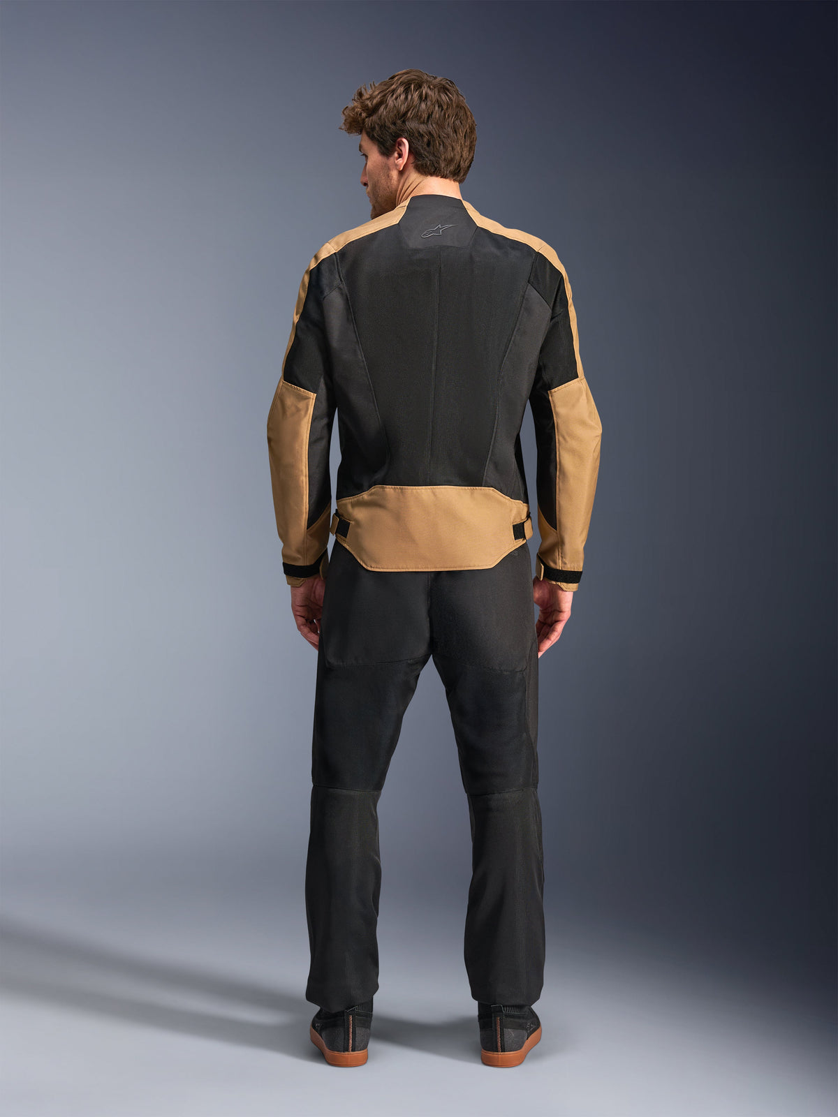 Alpinestars C-1 Air, casaco de moto urbano para homem, areia e preto, com painéis de malha técnica ventilada, vista traseira