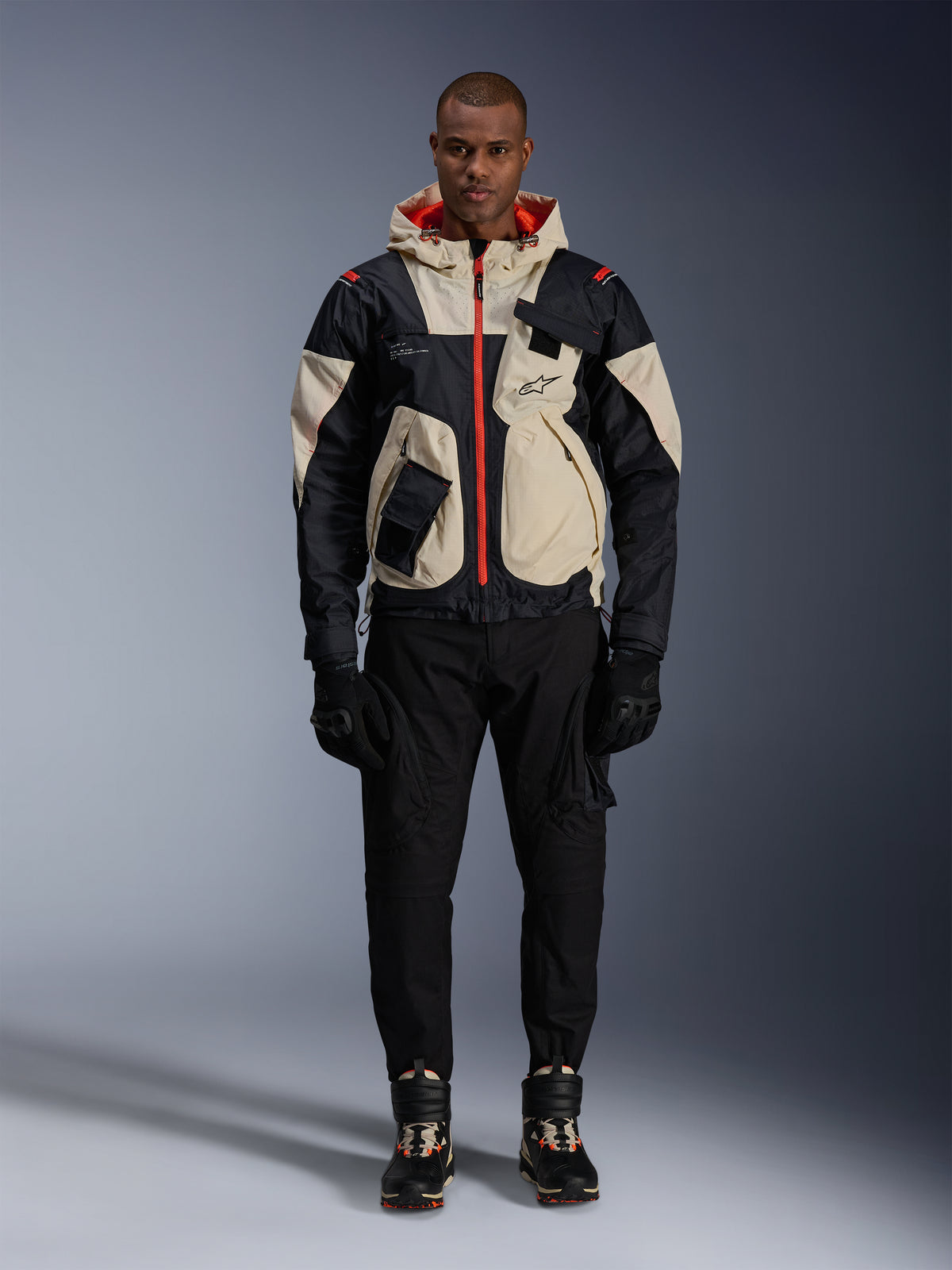 Alpinestars Mogress Air, casaco de moto urbano masculino em preto, amêndoa e laranja, com design utilitário moderno.