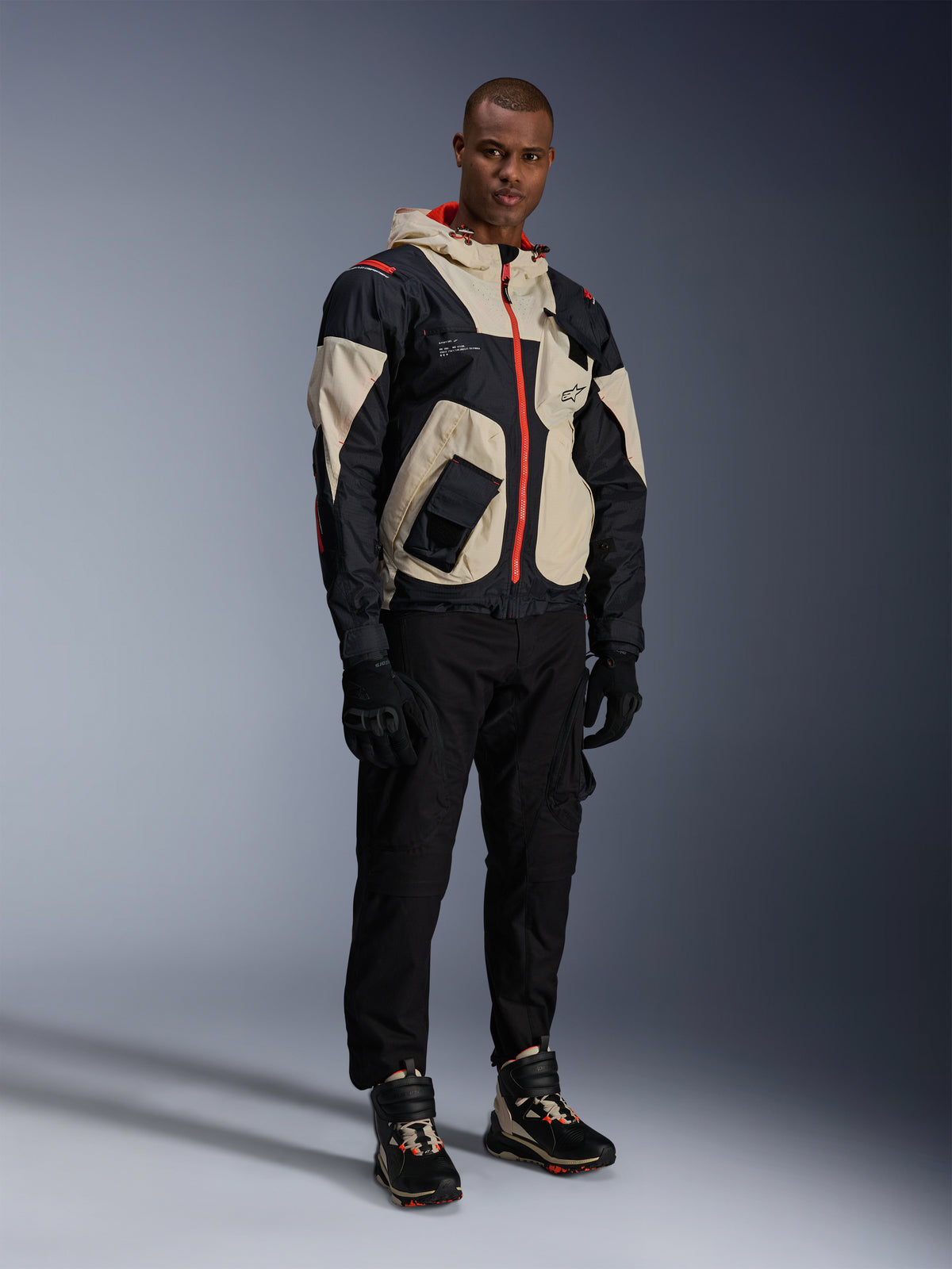 Alpinestars Mogress Air, casaco de moto urbano em preto, amêndoa e laranja, design utilitário em têxtil ripstop.
