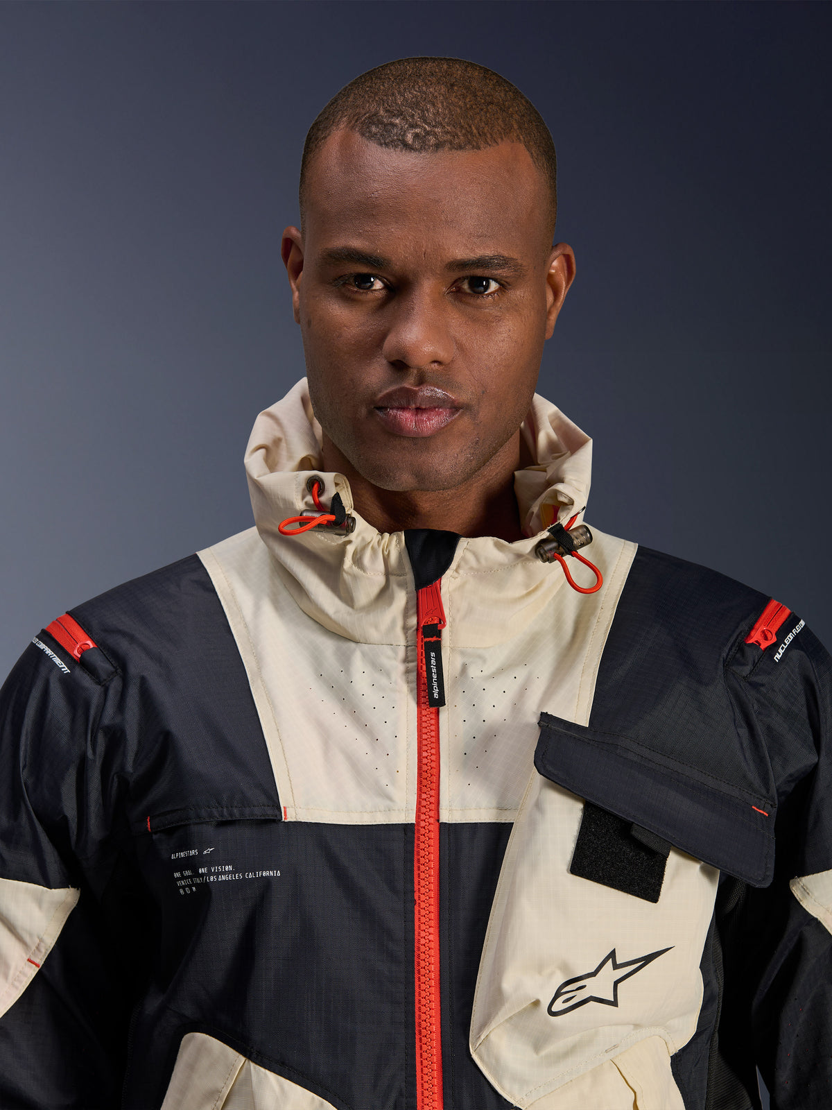 Casaco Alpinestars Mogress Air, casaco de moto urbano para homem, têxtil ripstop preto e laranja vibrante com capuz.