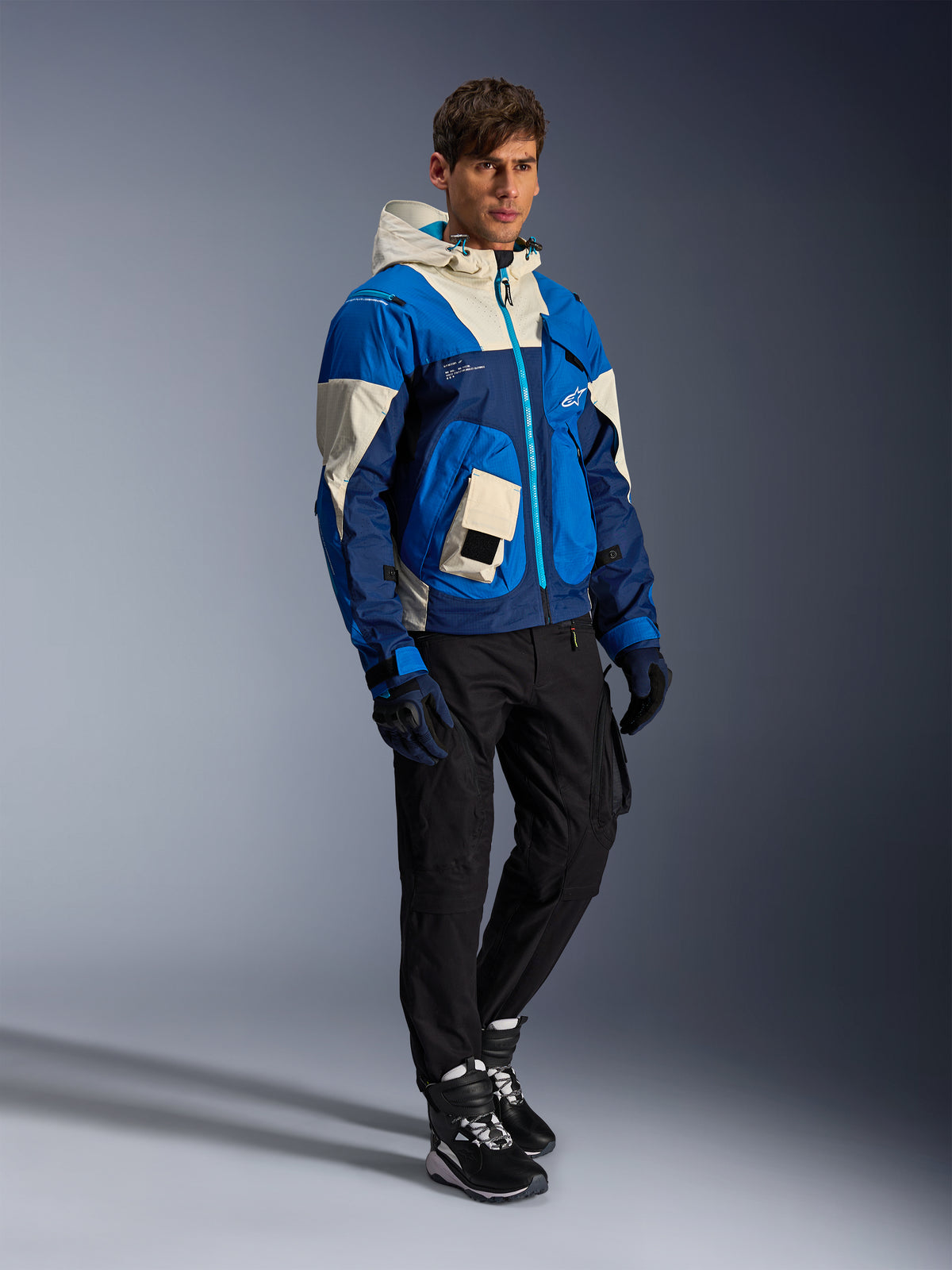 Alpinestars Mogress Air, casaco de moto urbano para homem, azul e creme, com capuz e bolsos utilitários, estilo streetwear.