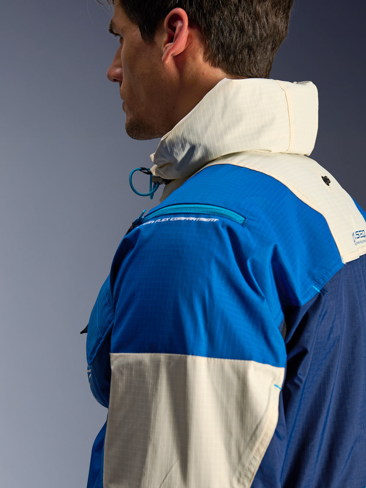 Alpinestars Jaqueta Mogress Air, casaco de moto urbano para homem, azul e bege, em ripstop de nylon reciclado, gola alta com capuz, grande plano de perfil lateral
