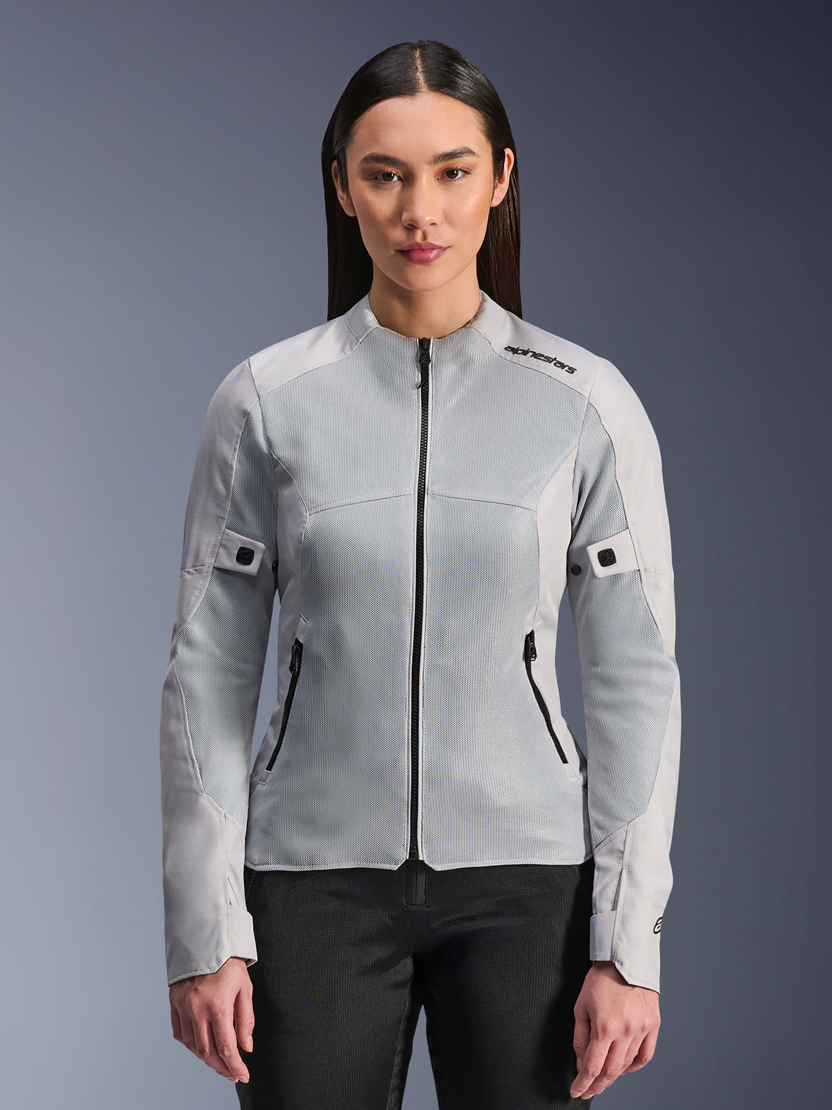 Alpinestars Stella C-1 Air Jacket, casaco de malha para motociclismo para mulher, cinzento, com painéis de malha técnica respirável e fechos pretos, corte justo, equipamento de verão vestido por uma modelo