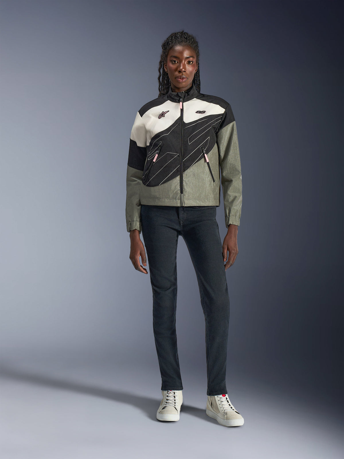 Alpinestars Stella Moshell, casaco de moto urbano para mulher, cinzento e preto com gráficos assimétricos, usado por modelo.