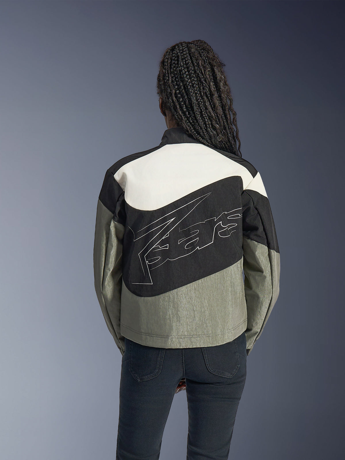 Alpinestars Stella Moshell, casaco de moto urbano para mulher, cinzento, preto e off-white, vista traseira com logótipo grande e estilo streetwear contemporâneo.
