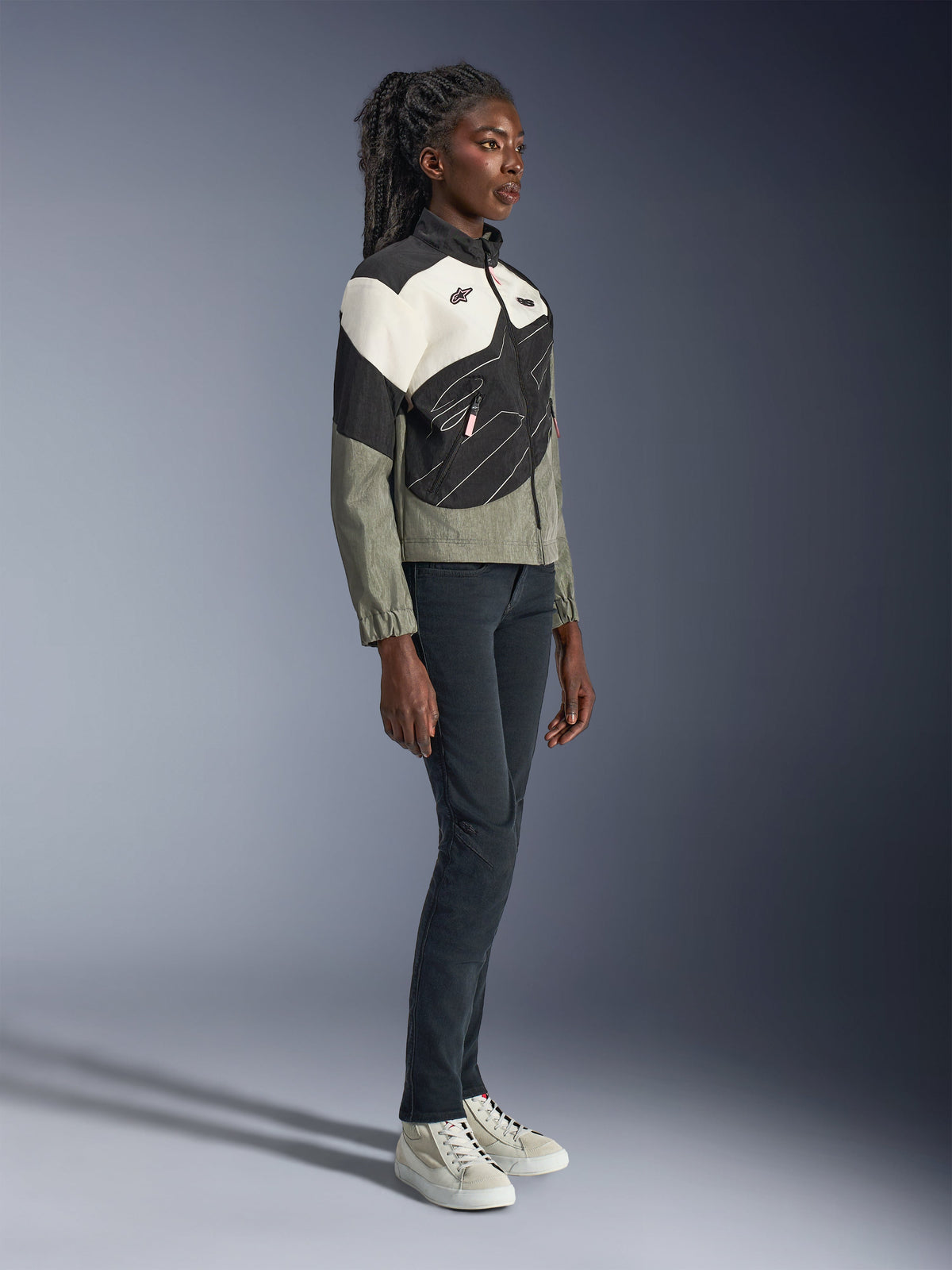 Alpinestars Stella Moshell, casaco de moto urbano para mulher, cinzento e preto, poliamida reciclada corta-vento, na modelo.