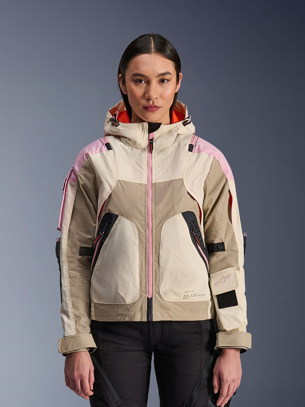 Alpinestars Molly Air Jacket, casaco urbano de motociclismo para mulher, na cor Sand Pink Almond, com design com capuz, ventilação perfurada a laser, detalhe de fecho de correr cor-de-rosa e tiras de ajuste nas mangas, exibido numa modelo