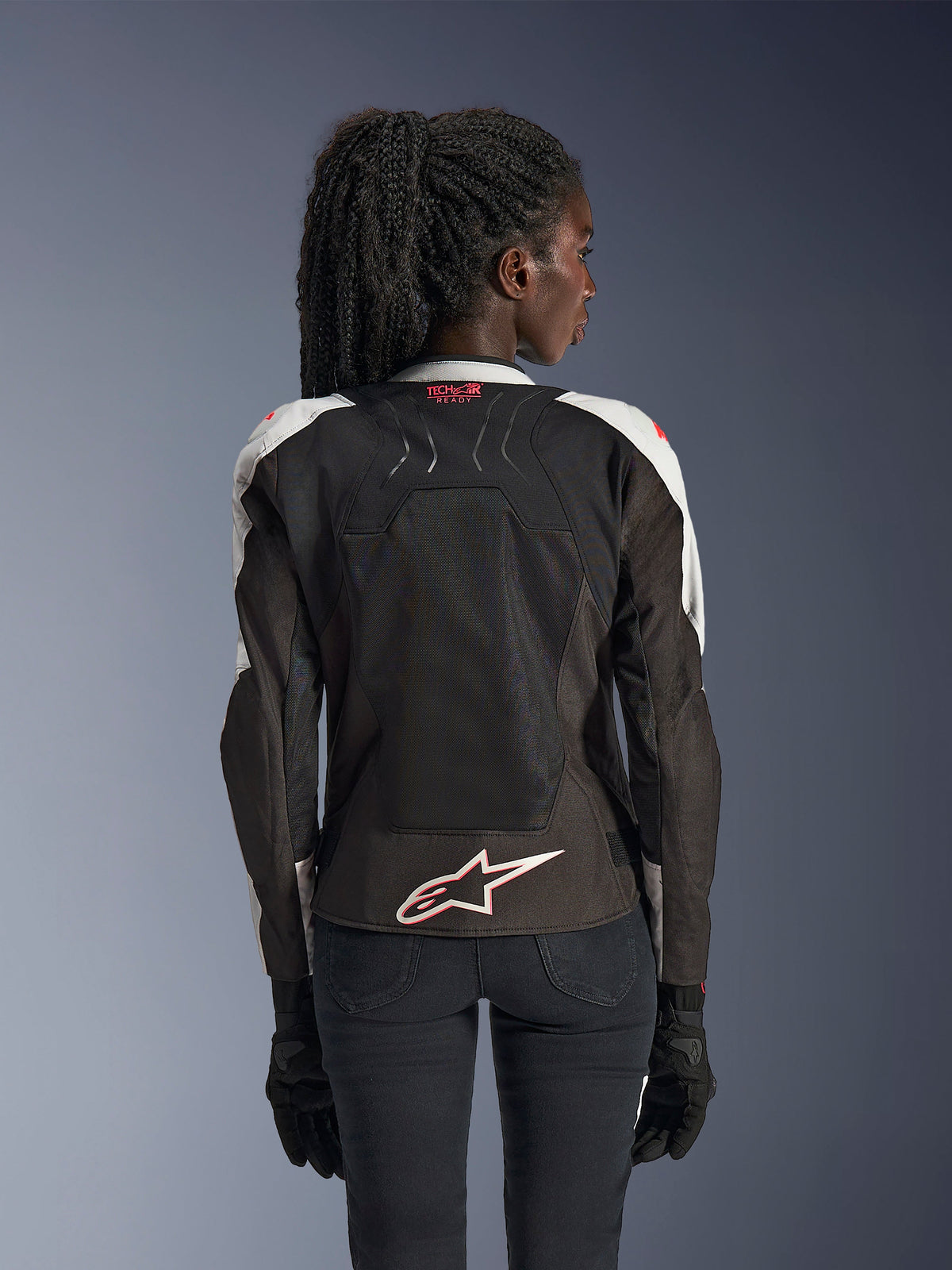 Alpinestars Stella SMX Air Jacket, casaco de motociclismo para mulher, cinza gelo e preto com detalhes em coral fluo, vista traseira mostrando a marca Tech-Air Ready e o logótipo Astar branco, chassis em malha para elevada ventilação, ajuste de estilo desportivo