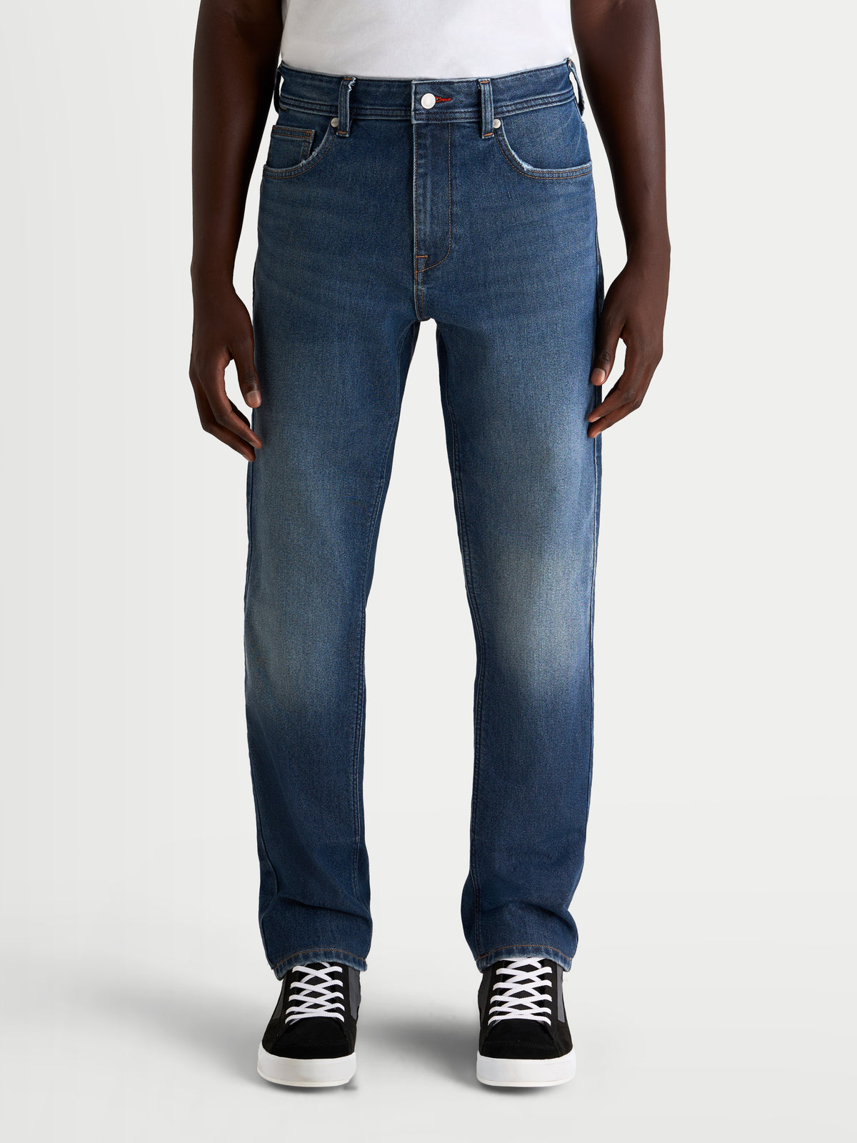 Alpinestars Flex-AST 8 Denim calças de ganga para moto para homem, azul médio, vista frontal num modelo a usar sapatilhas casuais, ganga de camada única com certificação AA