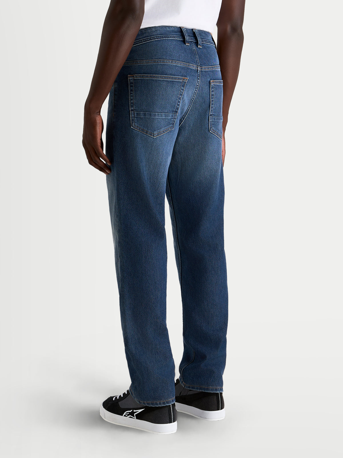 Alpinestars Flex Ast 8 Denim Calças Short, calças de moto urbanas para homem em azul médio, vista traseira num modelo a mostrar a construção de cinco bolsos e o corte direito