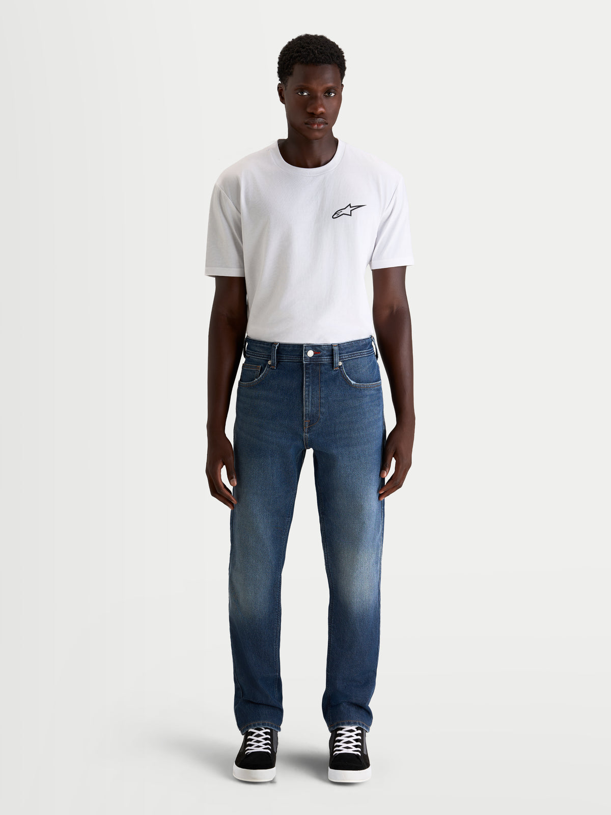 Alpinestars Flex-AST 8 Denim calças de ganga para homem, azul-médio, vista frontal num modelo a vestir uma t-shirt branca, proteção certificada AA
