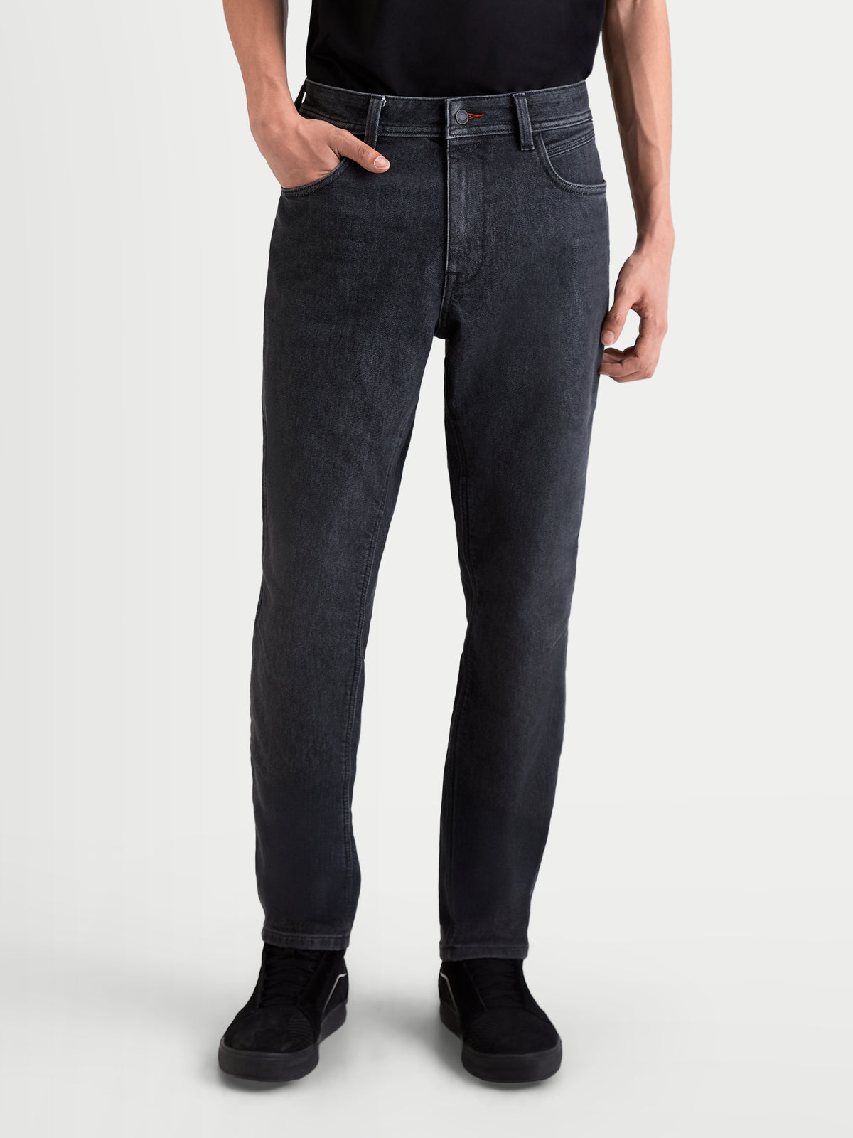 Alpinestars Flex-AST 7 Denim calças de ganga curtas para homem, calças urbanas de moto em preto desbotado, vista frontal num modelo a mostrar construção em ganga técnica de camada única e corte regular tapered