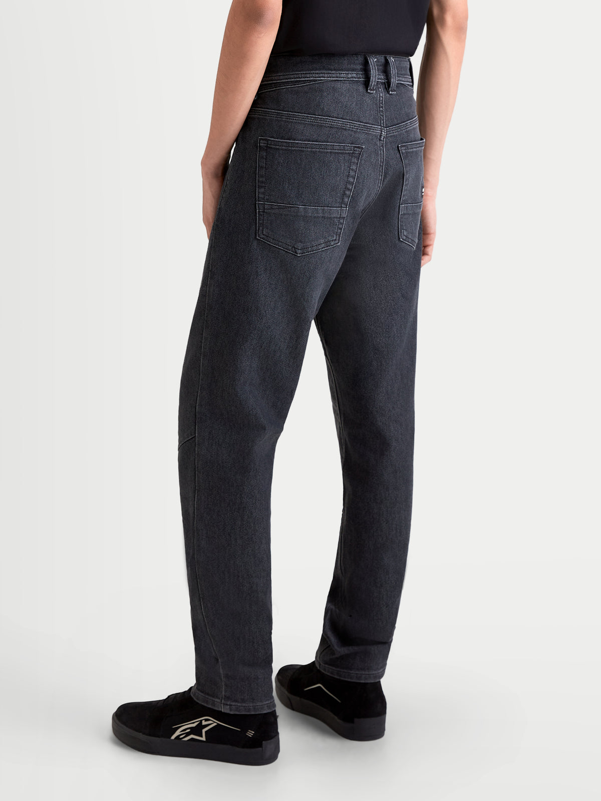 Alpinestars Flex Ast 7 Denim Calças Short, calças de ganga de moto urbanas para homem, preto desbotado, vista traseira a mostrar construção em ganga técnica de camada única e design de cinco bolsos num modelo