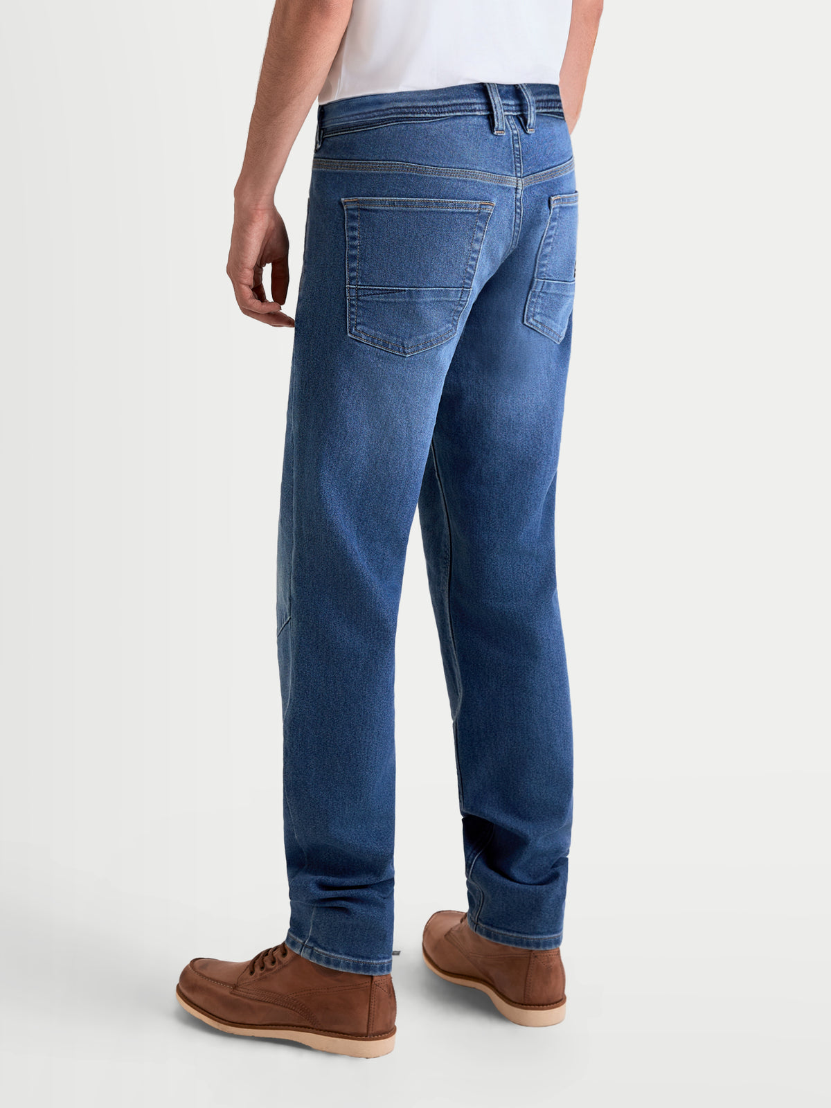 Alpinestars Flex Ast 7 Denim Calças Short, calças de ganga urbanas de moto para homem em azul claro, vista traseira num modelo a mostrar a construção técnica de camada única e o design de cinco bolsos