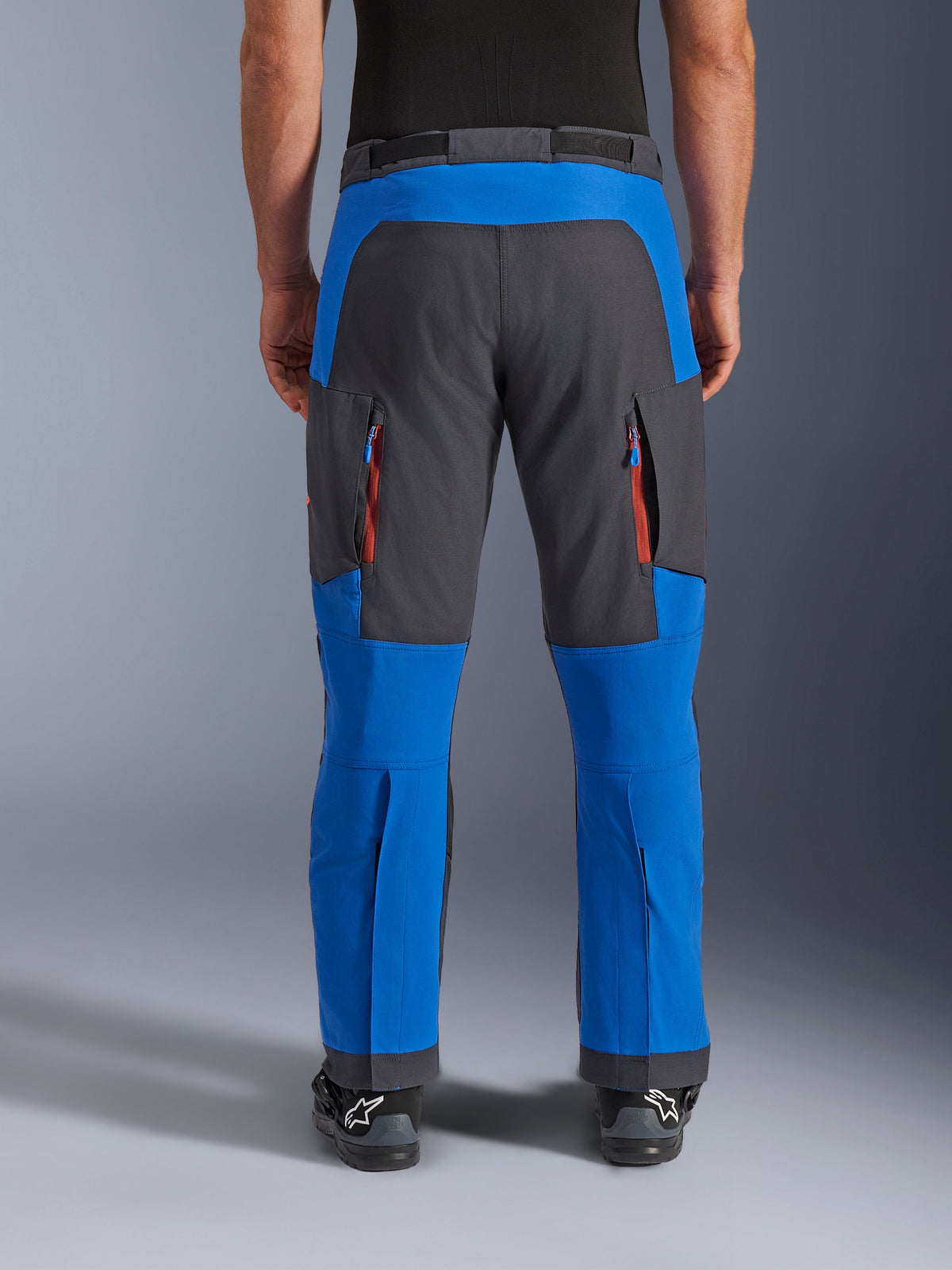 Calças Alpinestars Maxdura Dual, calças de aventura para motociclismo, azul real e cinzento escuro, vista traseira com aberturas verticais com fecho nas coxas e painéis de assento reforçados, design para usar sobre as botas, equipamento técnico para condução dual-sport