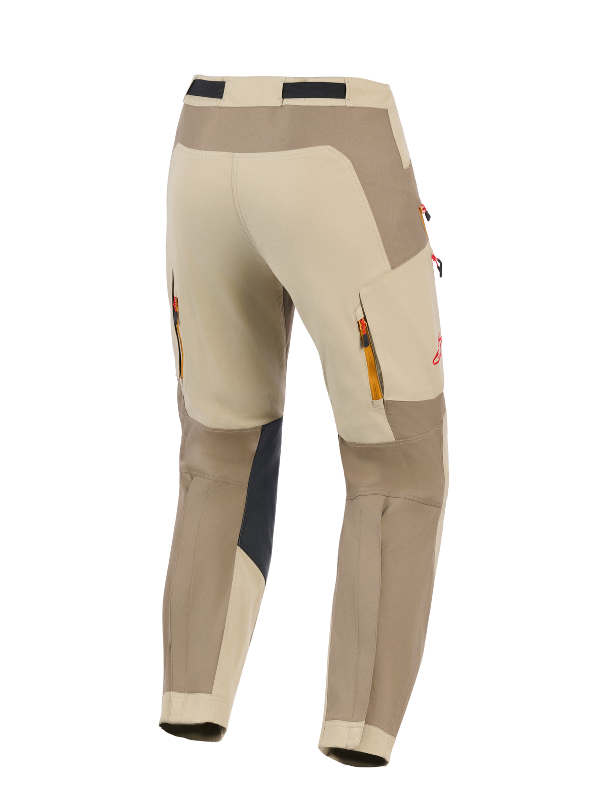 Alpinestars Maxdura Dual Pants, Walnut Aluminum, vista traseira de calças de motociclismo de aventura em bege e castanho, com painéis interiores pretos reforçados nos joelhos, aberturas de ventilação traseiras com fecho, detalhe do logótipo em vermelho e construção em poliamida elástica durável para condução dual-sport