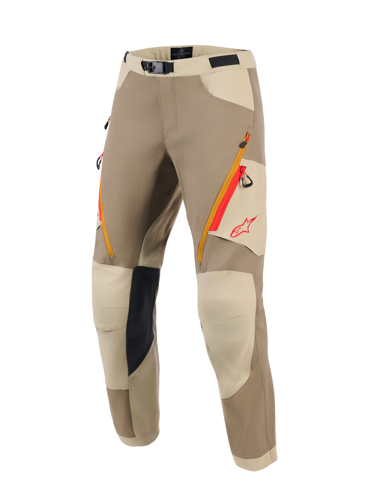 Calças Alpinestars Maxdura Dual, calças de motociclismo de aventura, em tons de castanho Walnut e Aluminum, com bolsos de correr nas coxas em laranja e vermelho, painéis de joelho reforçados em bege claro com aderência interior preta e logótipo Alpinestars vermelho, concebidas para condução dual-sport