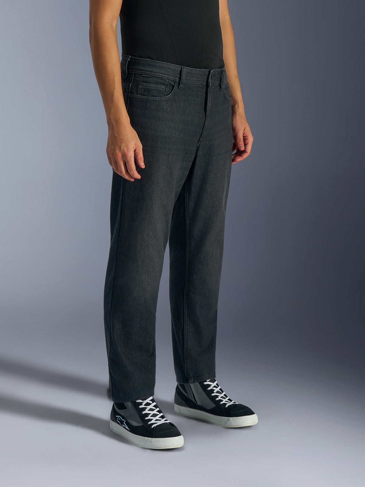 Alpinestars Flex-AST 5 Denim Pants em preto lavado, vista frontal a três quartos em modelo a destacar o corte standard afunilado e a construção durável em ganga elástica destas calças de moto urbanas com certificação CE.